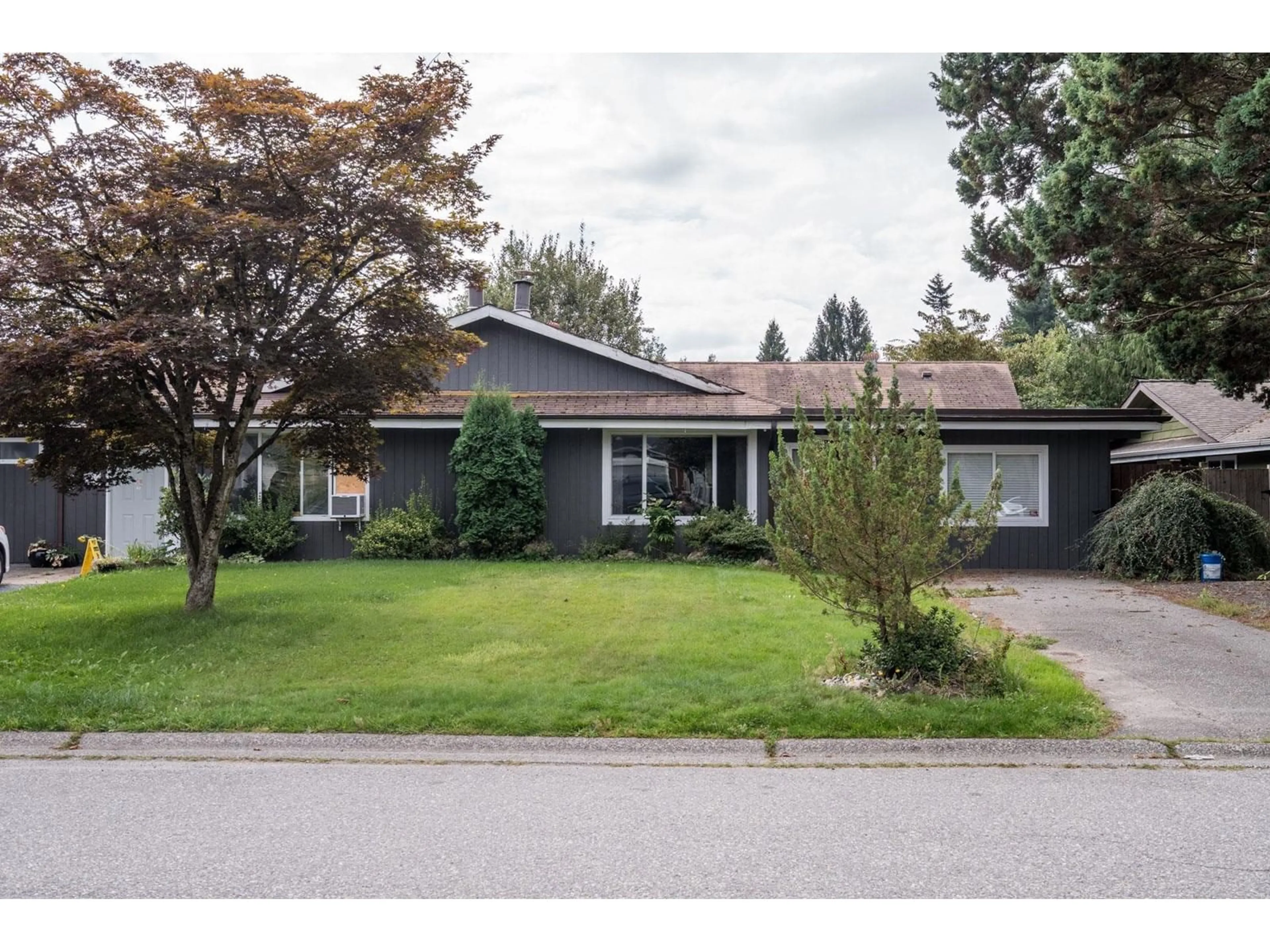 Frontside or backside of a home, the street view for 2746 SANDON DRIVE, Abbotsford British Columbia V2S7J3