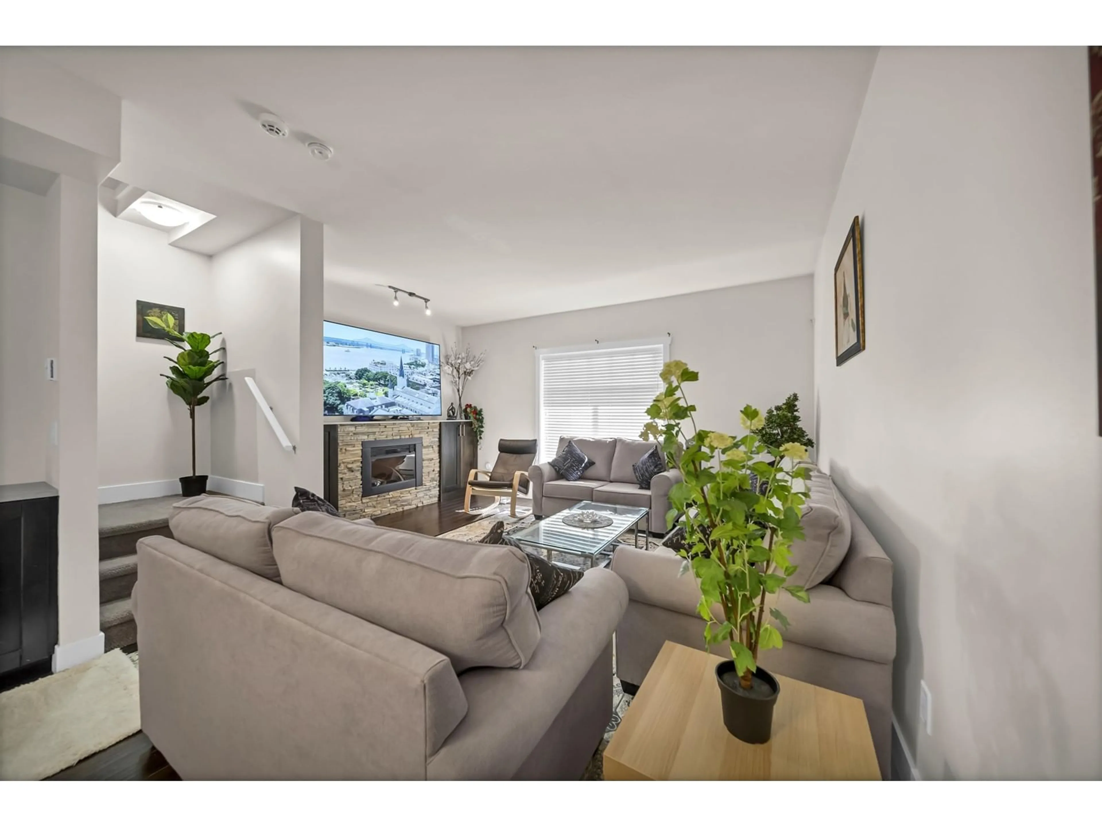 Living room, wood floors for 5 2950 LEFEUVRE ROAD, Abbotsford British Columbia V4X0B2