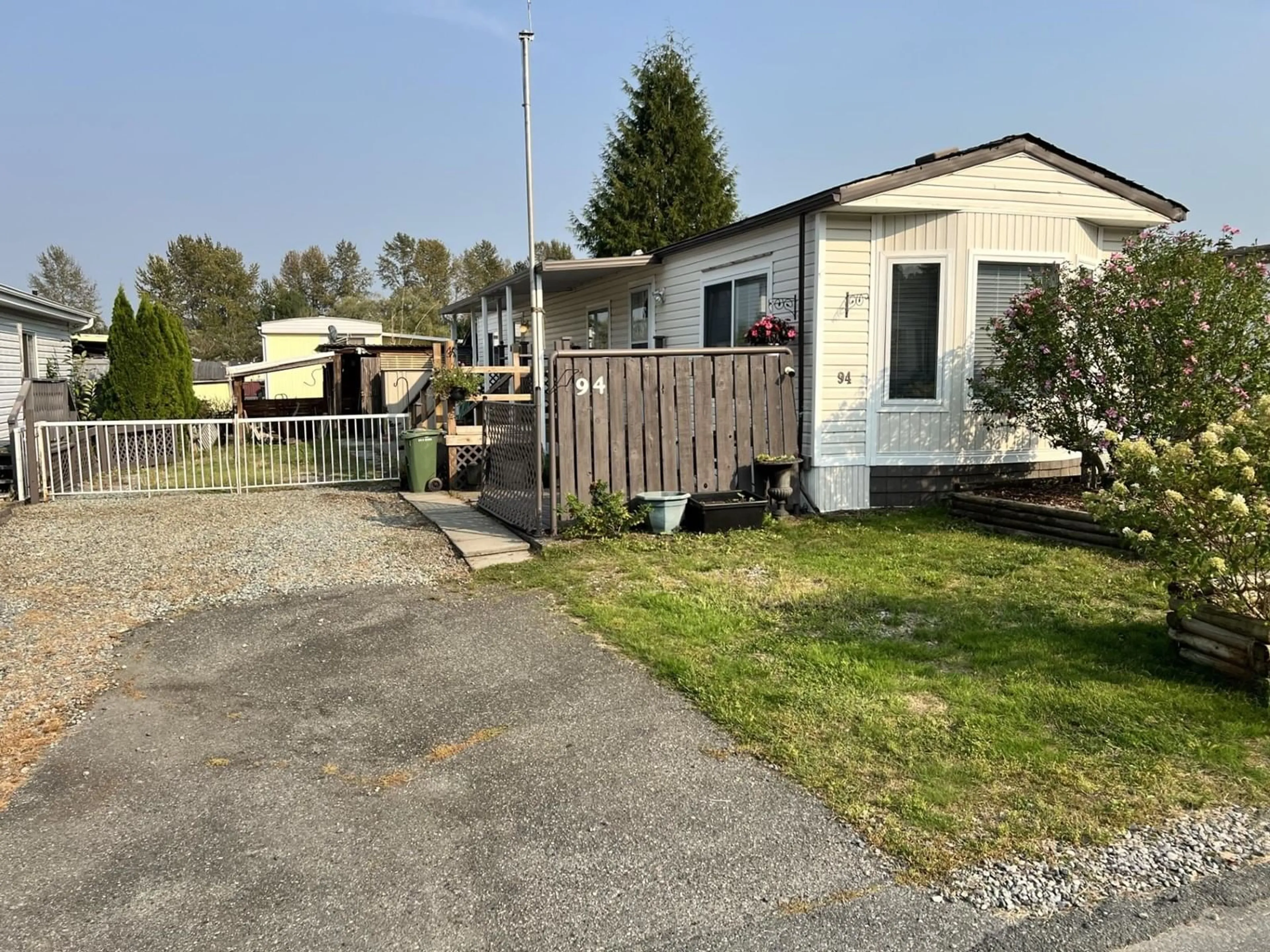 A pic from outside/outdoor area/front of a property/back of a property/a pic from drone, street for 94 - 3300 HORN, Abbotsford British Columbia V2S7Y6