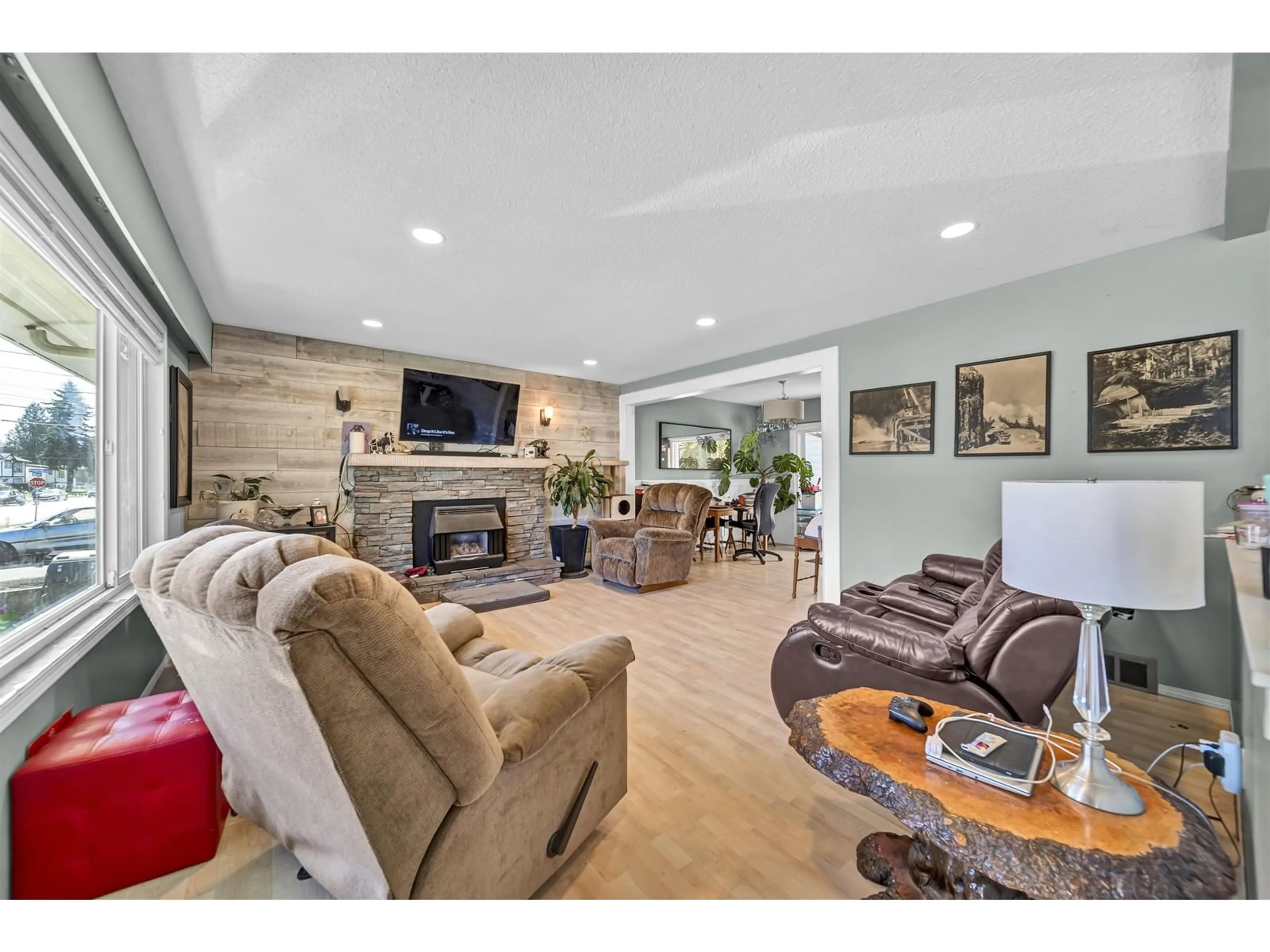 Living room for 2221 BAKERVIEW STREET, Abbotsford British Columbia V2T3B3