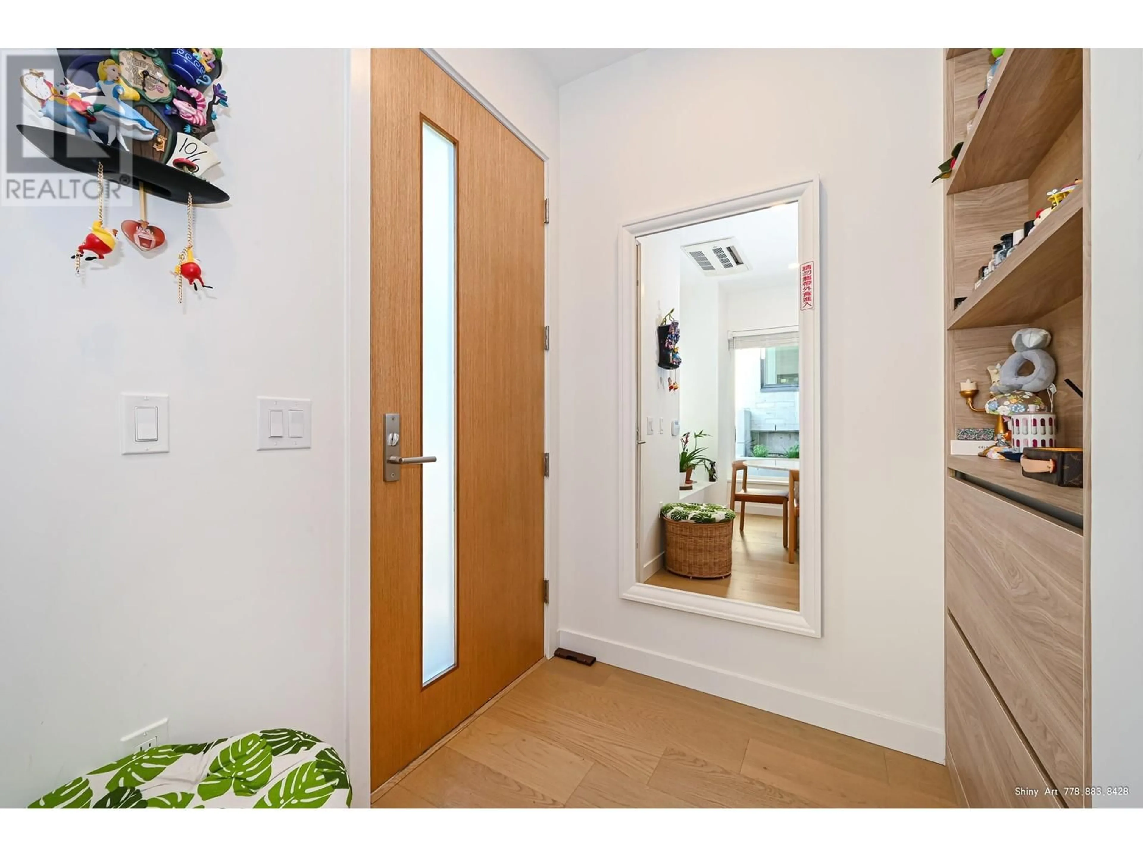 Indoor entryway, wood floors for 681 W 30TH AVENUE, Vancouver British Columbia V5Z0K4