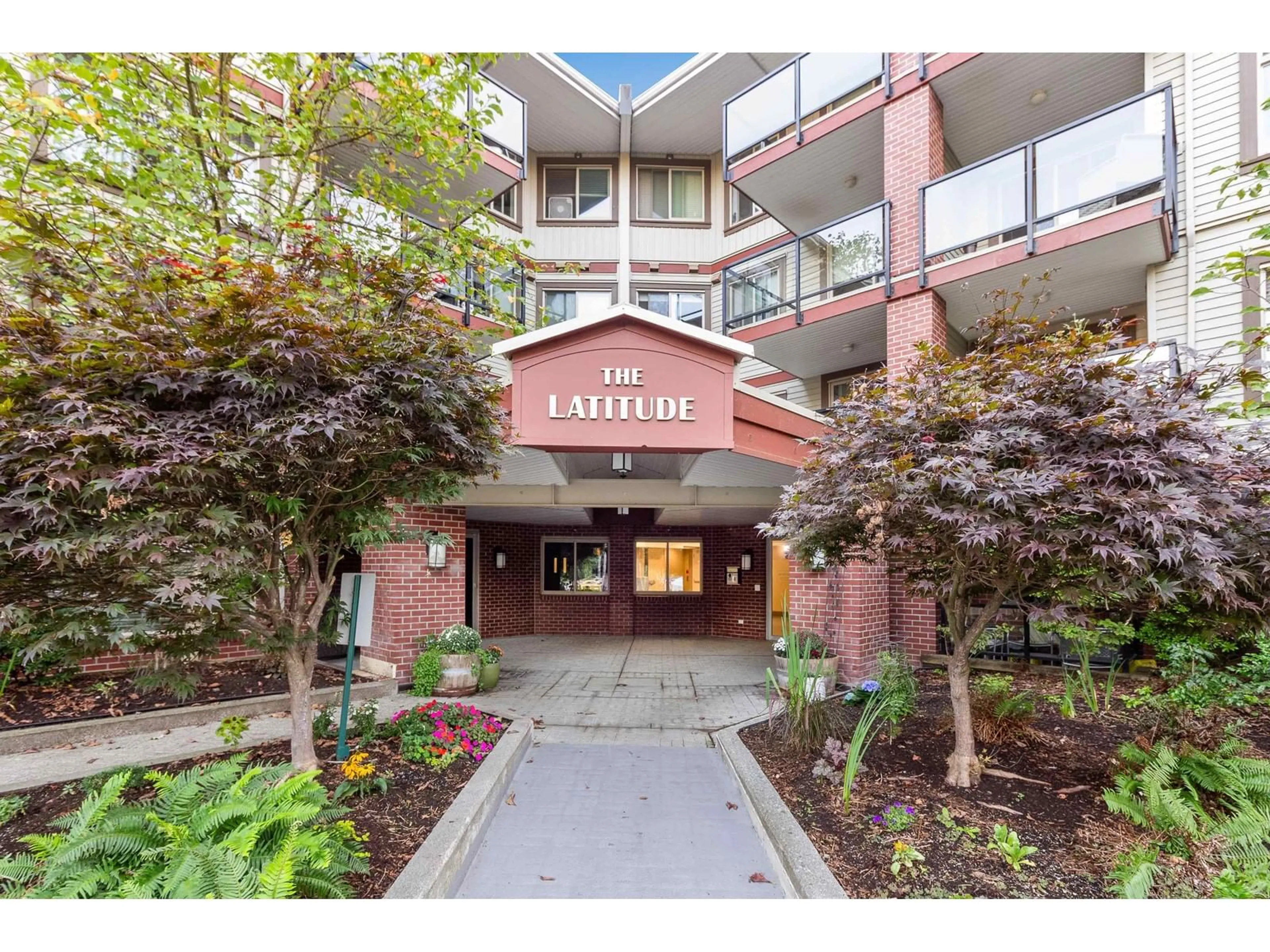 Indoor foyer for 210 2233 MCKENZIE ROAD, Abbotsford British Columbia V2S4A1