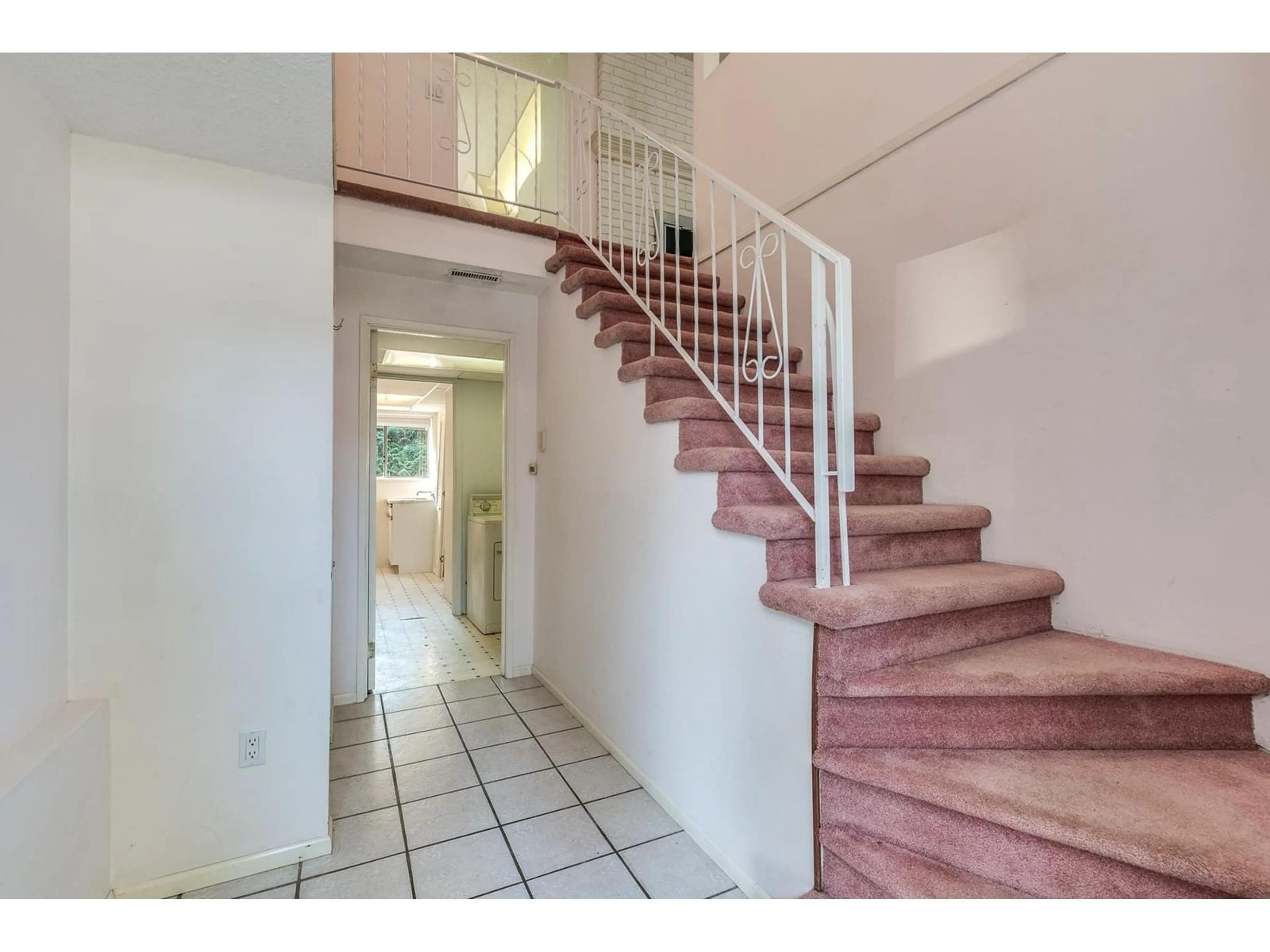 Indoor foyer for 17236 62 AVENUE, Surrey British Columbia V3S5M9