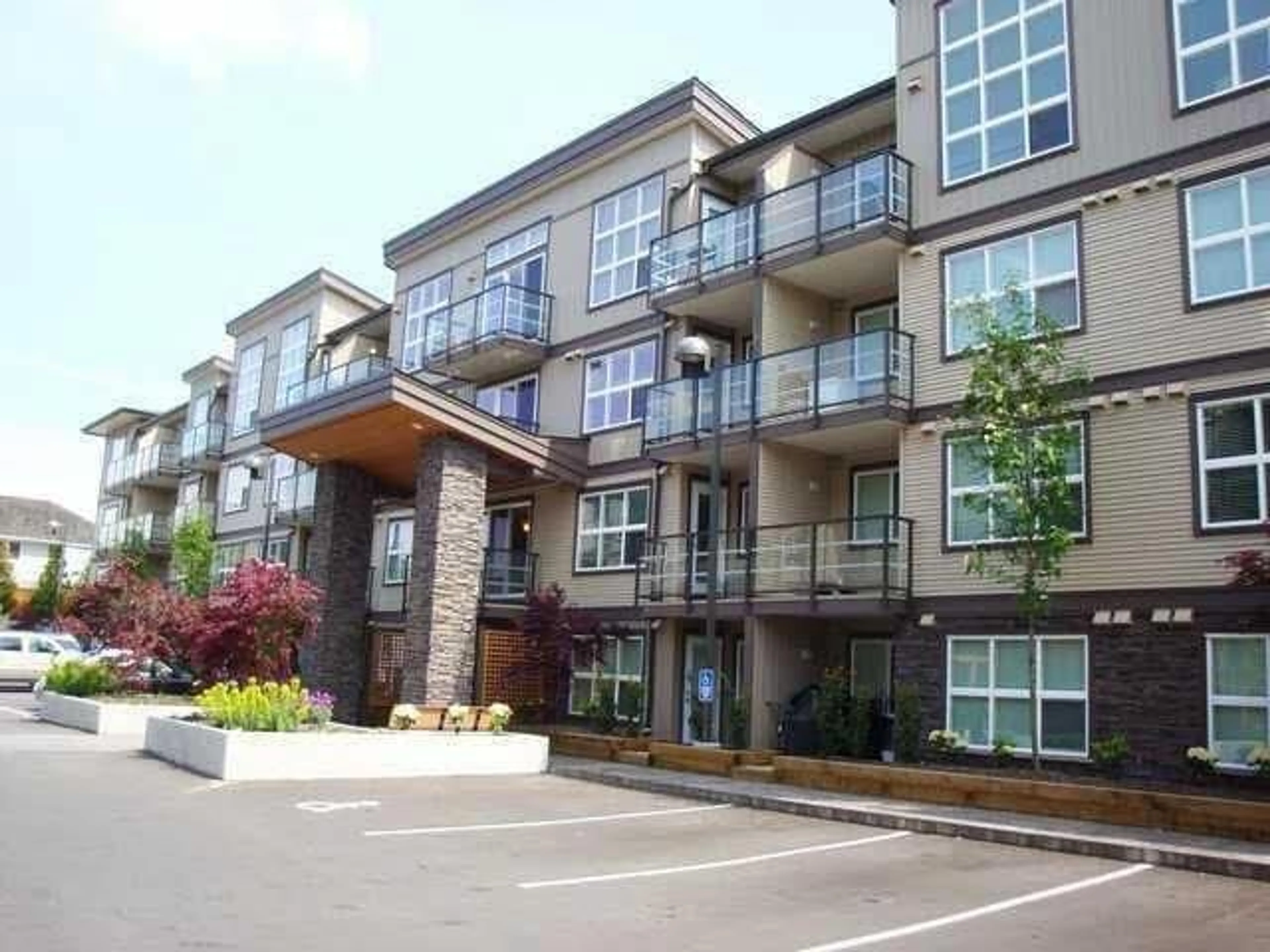 A pic from exterior of the house or condo, the front or back of building for 322 30525 CARDINAL AVENUE, Abbotsford British Columbia V2T0A8