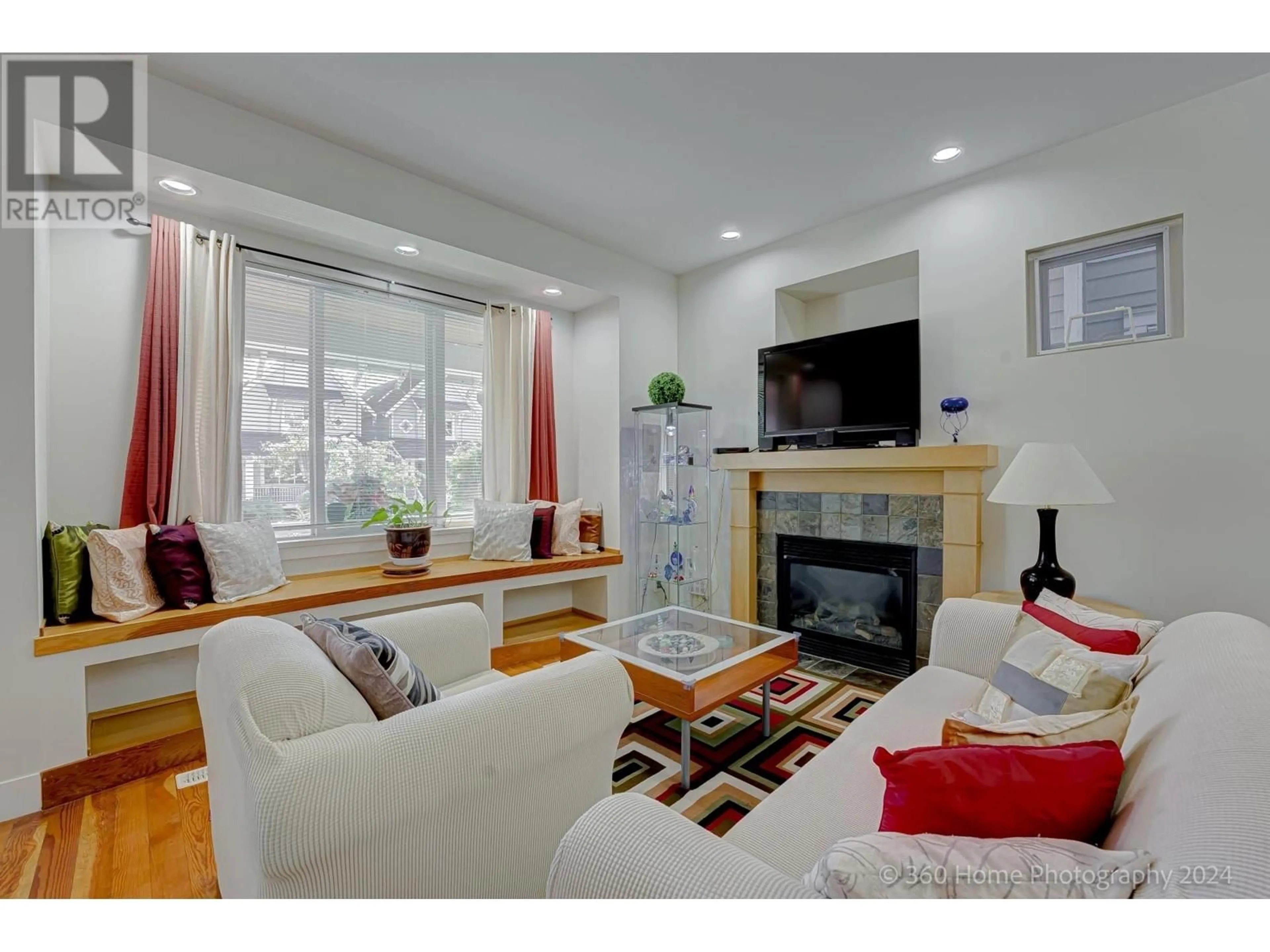 Living room, wood floors for 284 FURNESS STREET, New Westminster British Columbia V3M0B4