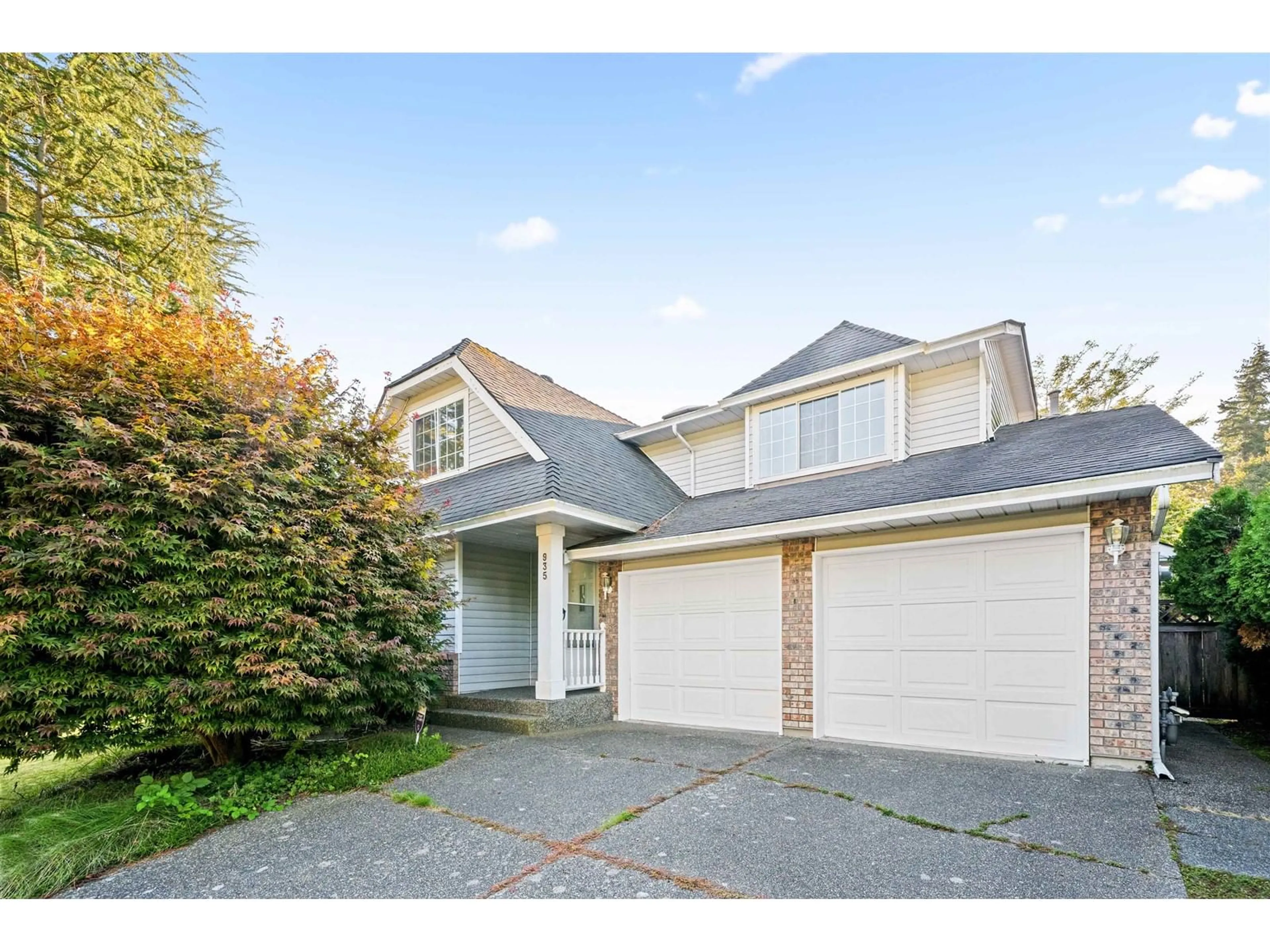 Frontside or backside of a home for 935 165 STREET, Surrey British Columbia V4A9A3