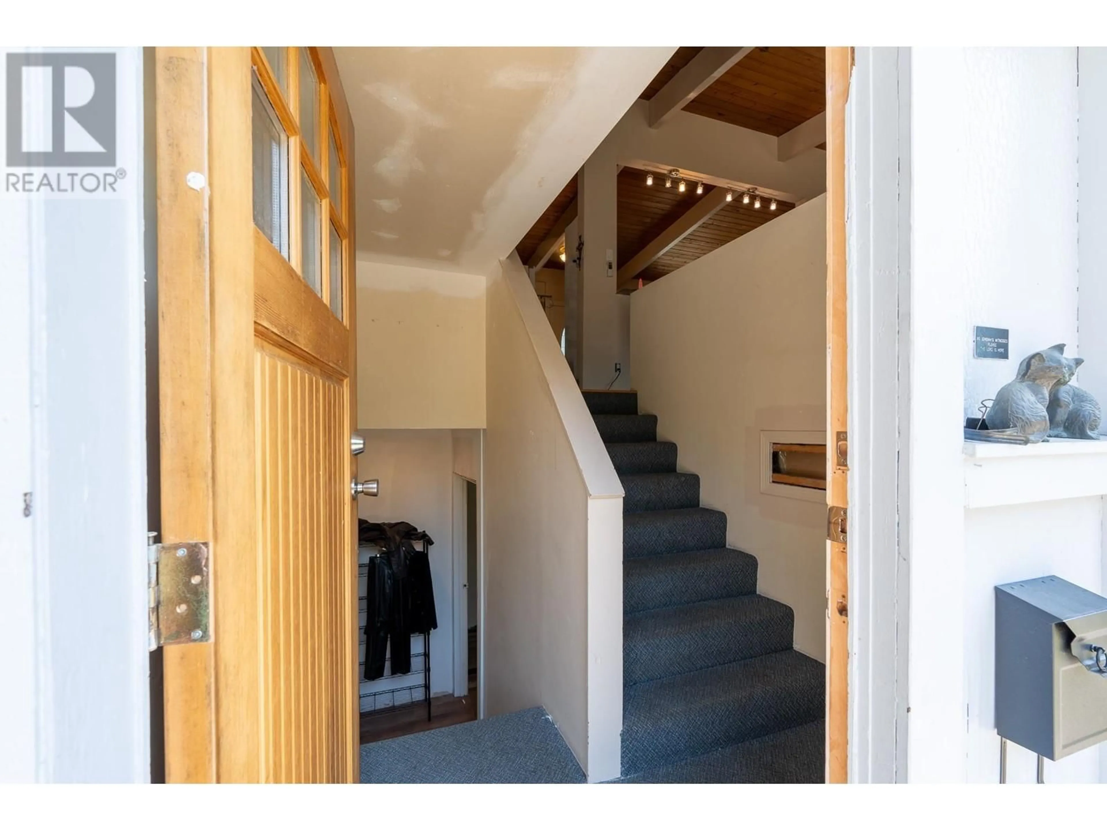 Indoor entryway, wood floors for 1114 STEWART ROAD, Gibsons British Columbia V0N1V7