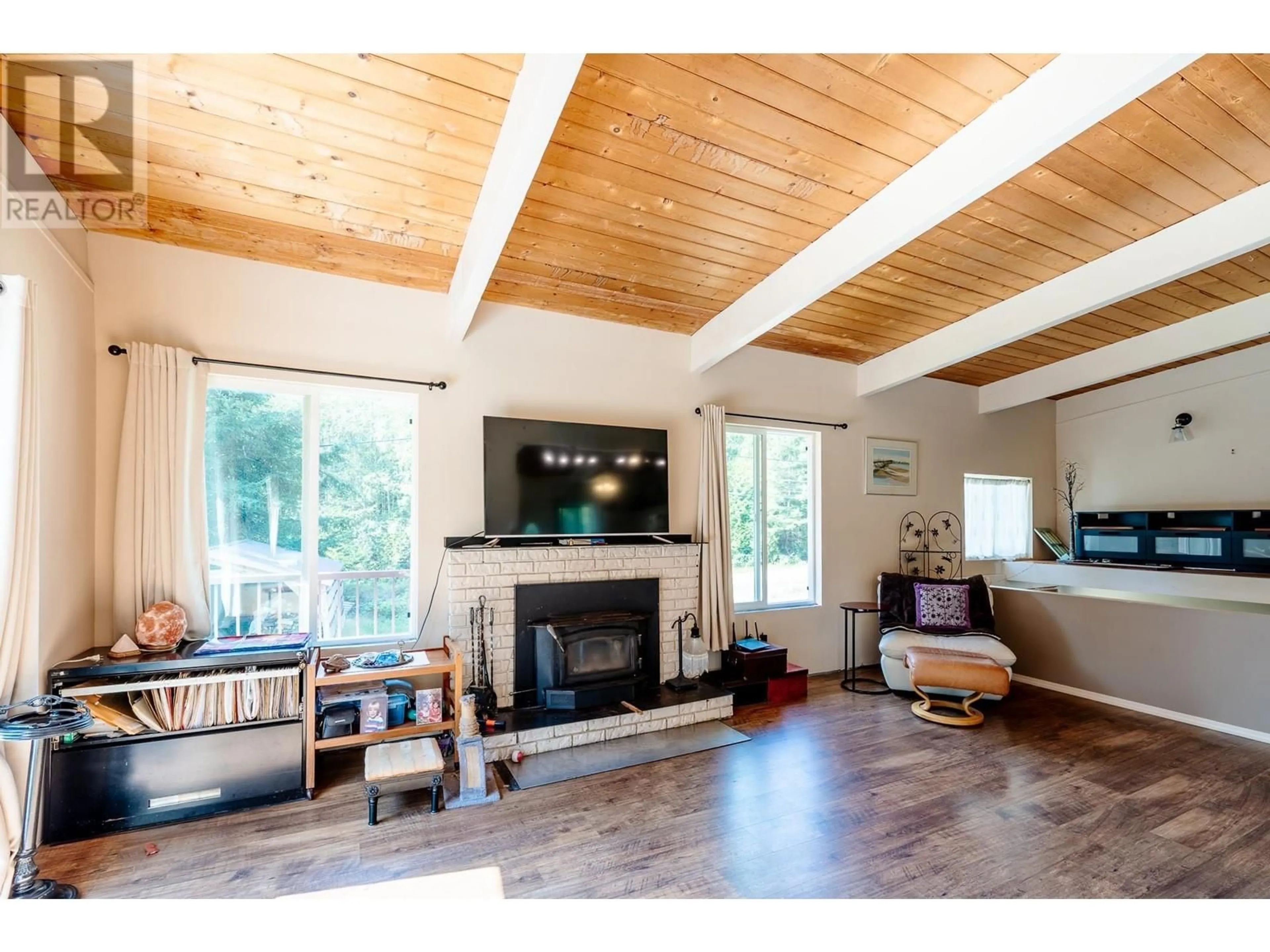 Living room, wood floors for 1114 STEWART ROAD, Gibsons British Columbia V0N1V7