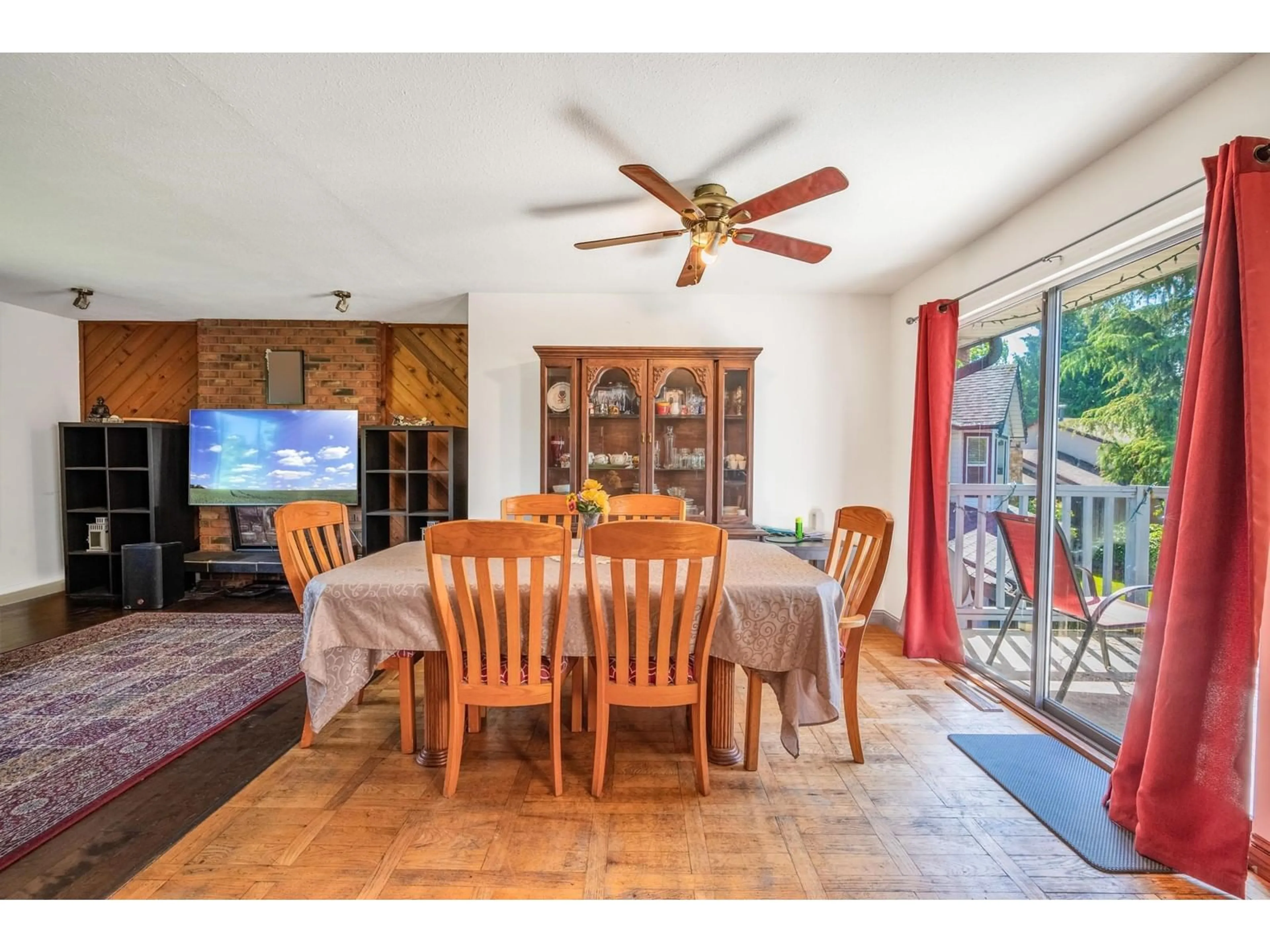 Dining room, wood floors, cottage for 15097 95 AVENUE, Surrey British Columbia V3V5W1