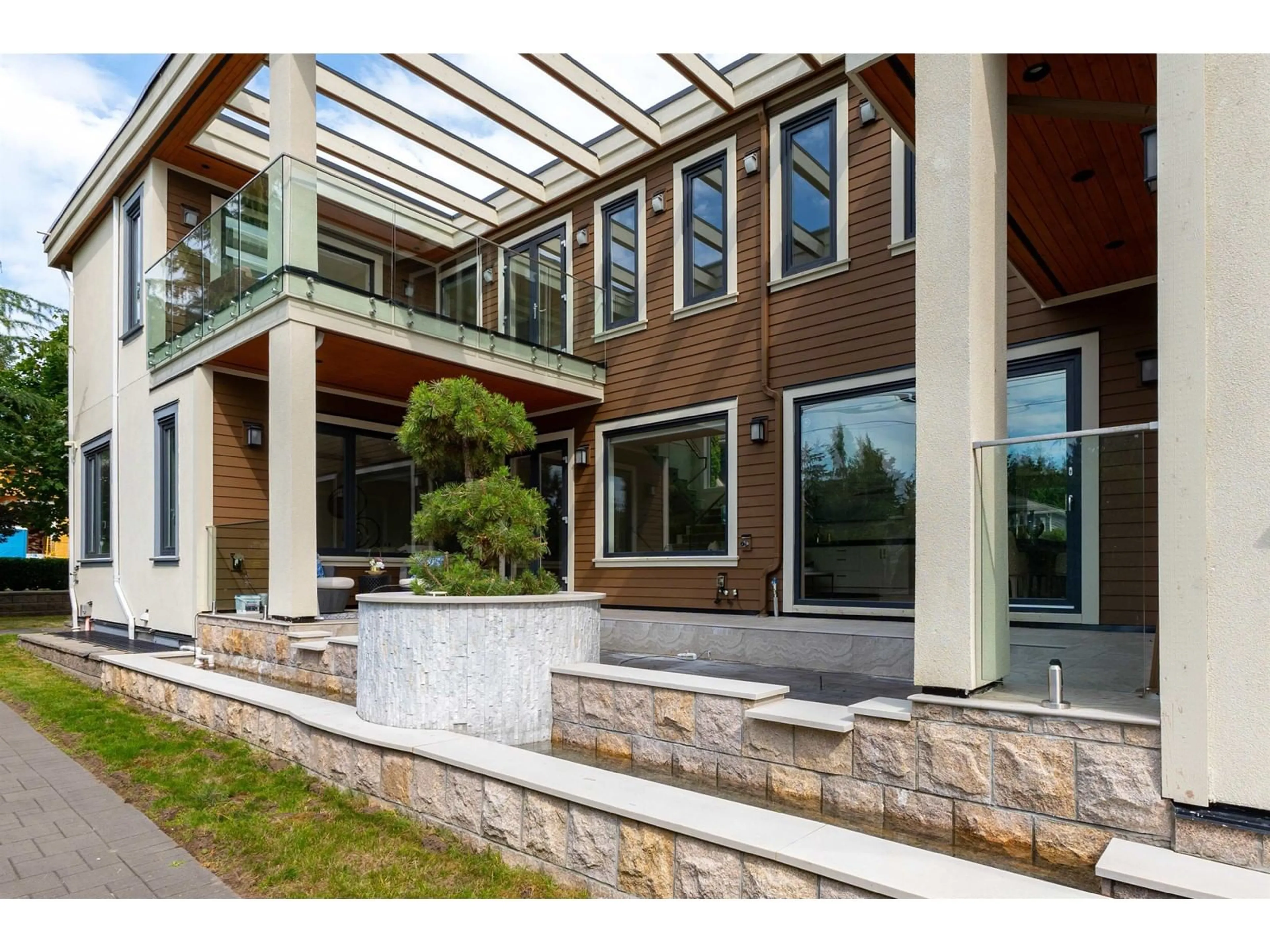 Indoor foyer, wood floors for 13600 BLACKBURN AVENUE, White Rock British Columbia V4B2Y8