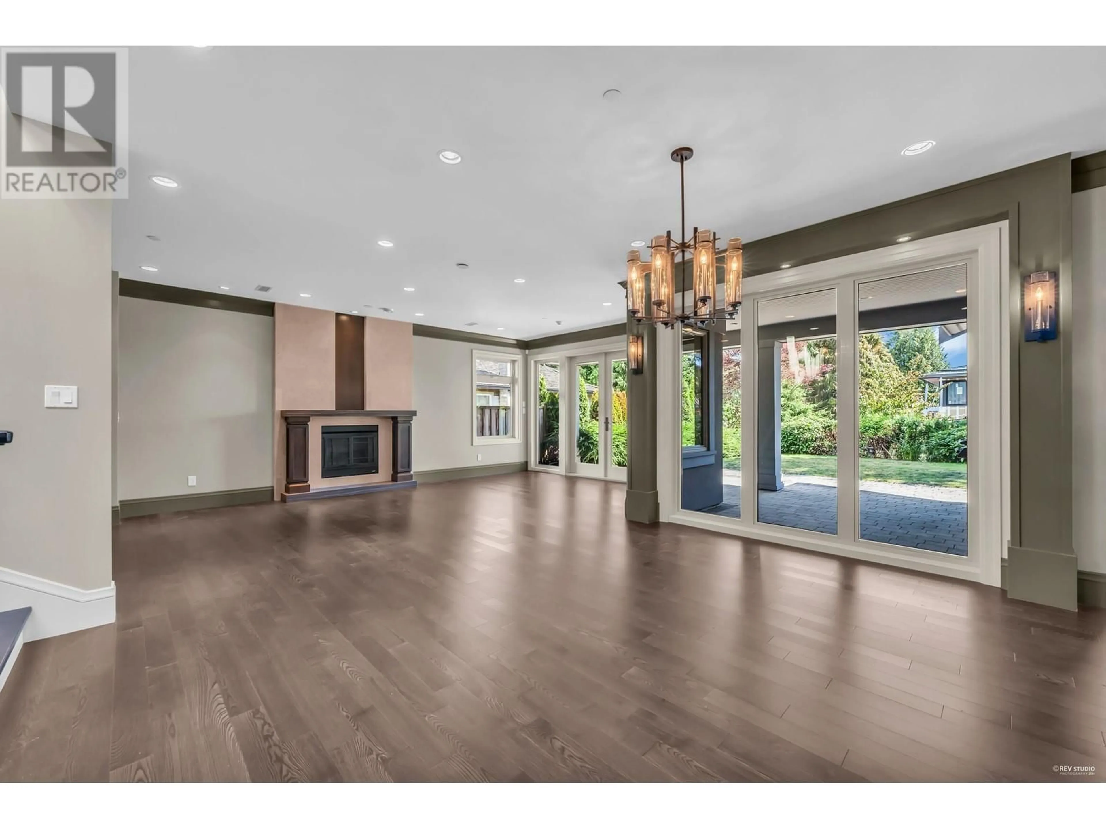 Indoor foyer, wood floors for 2566 MARINE DRIVE, West Vancouver British Columbia V7V1L4