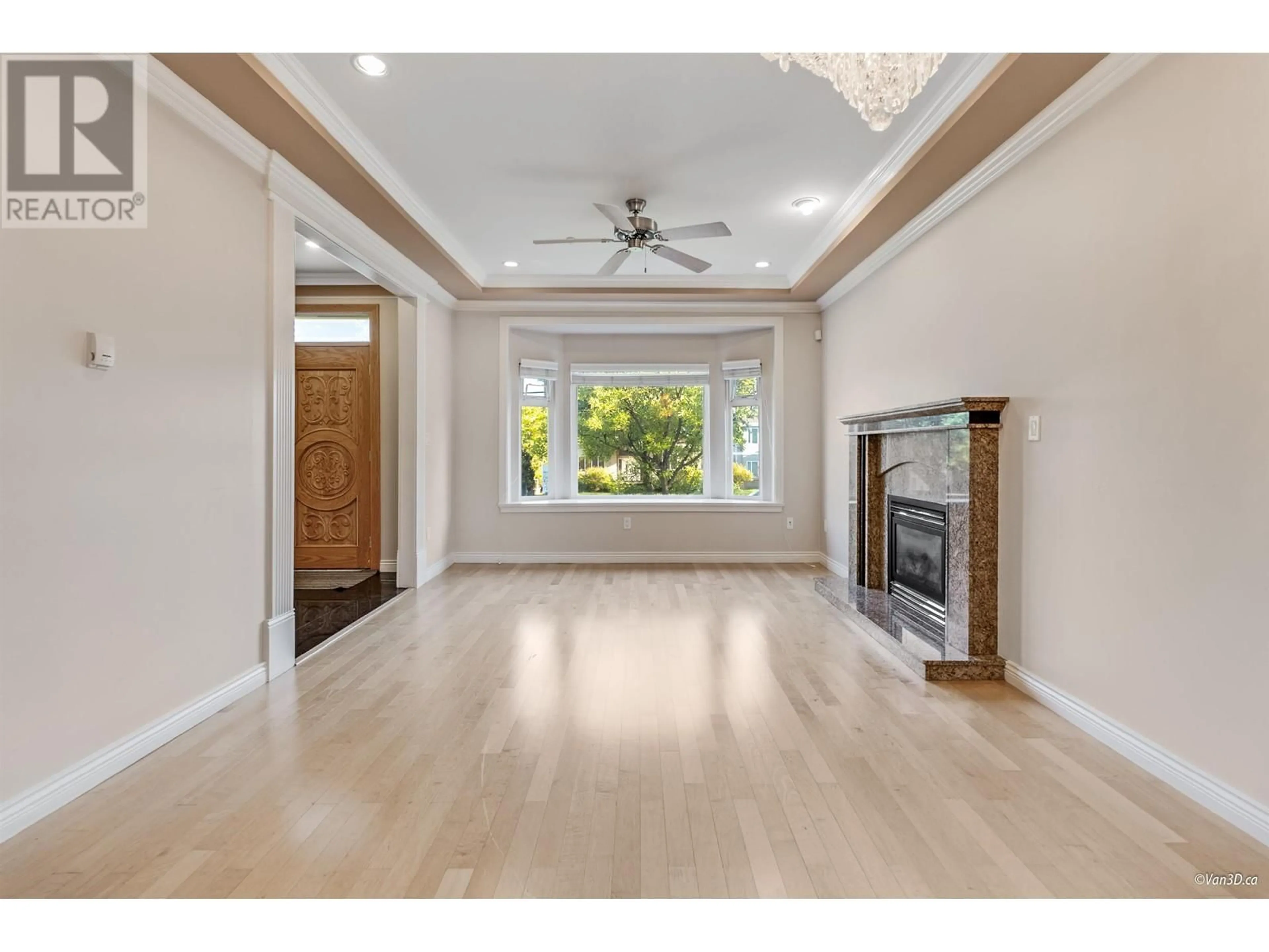 Indoor entryway, wood floors for 229 W 41ST AVENUE, Vancouver British Columbia V5Y2S3