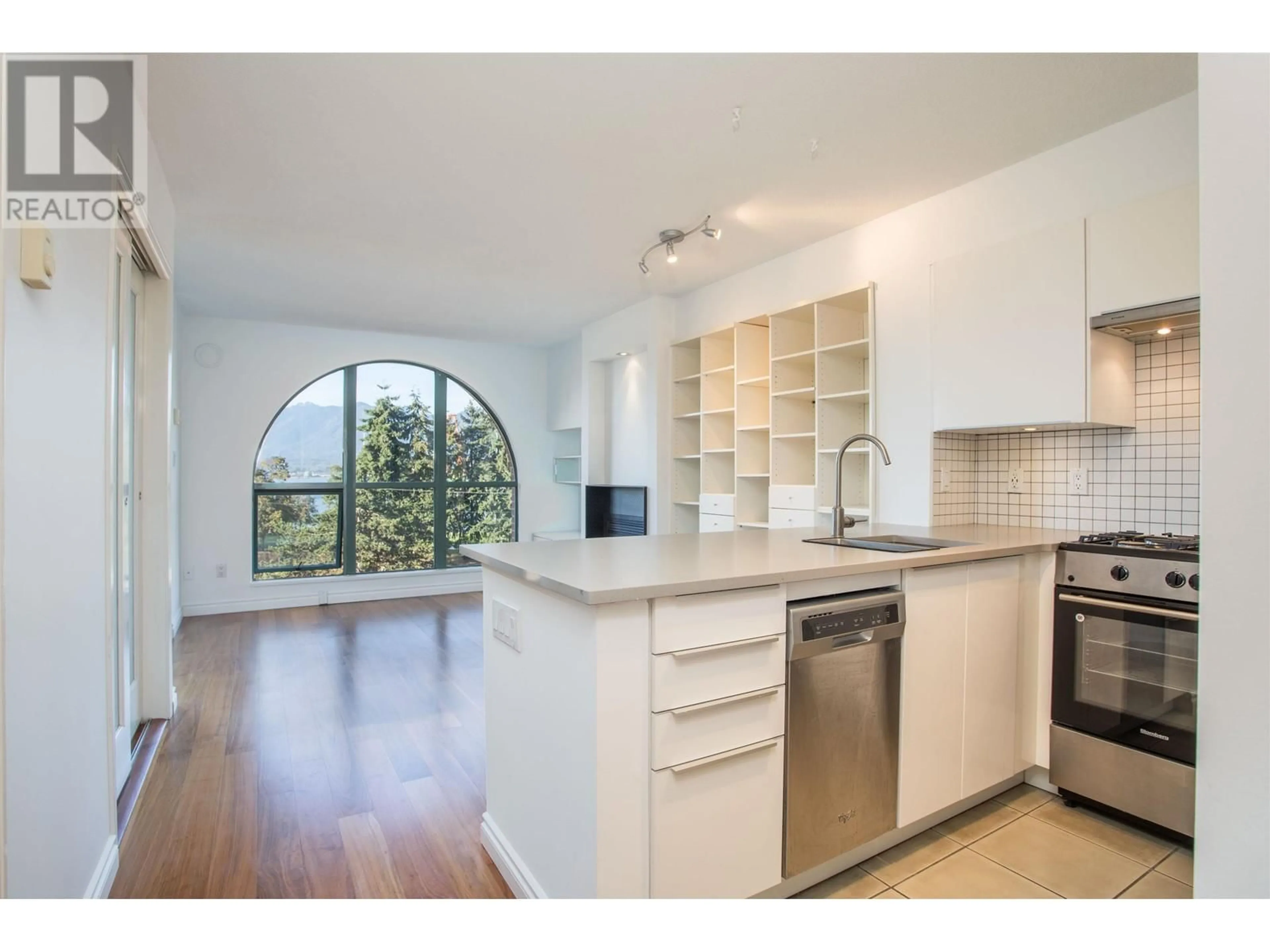 Open concept kitchen for 504 55 ALEXANDER STREET, Vancouver British Columbia V6A1B2