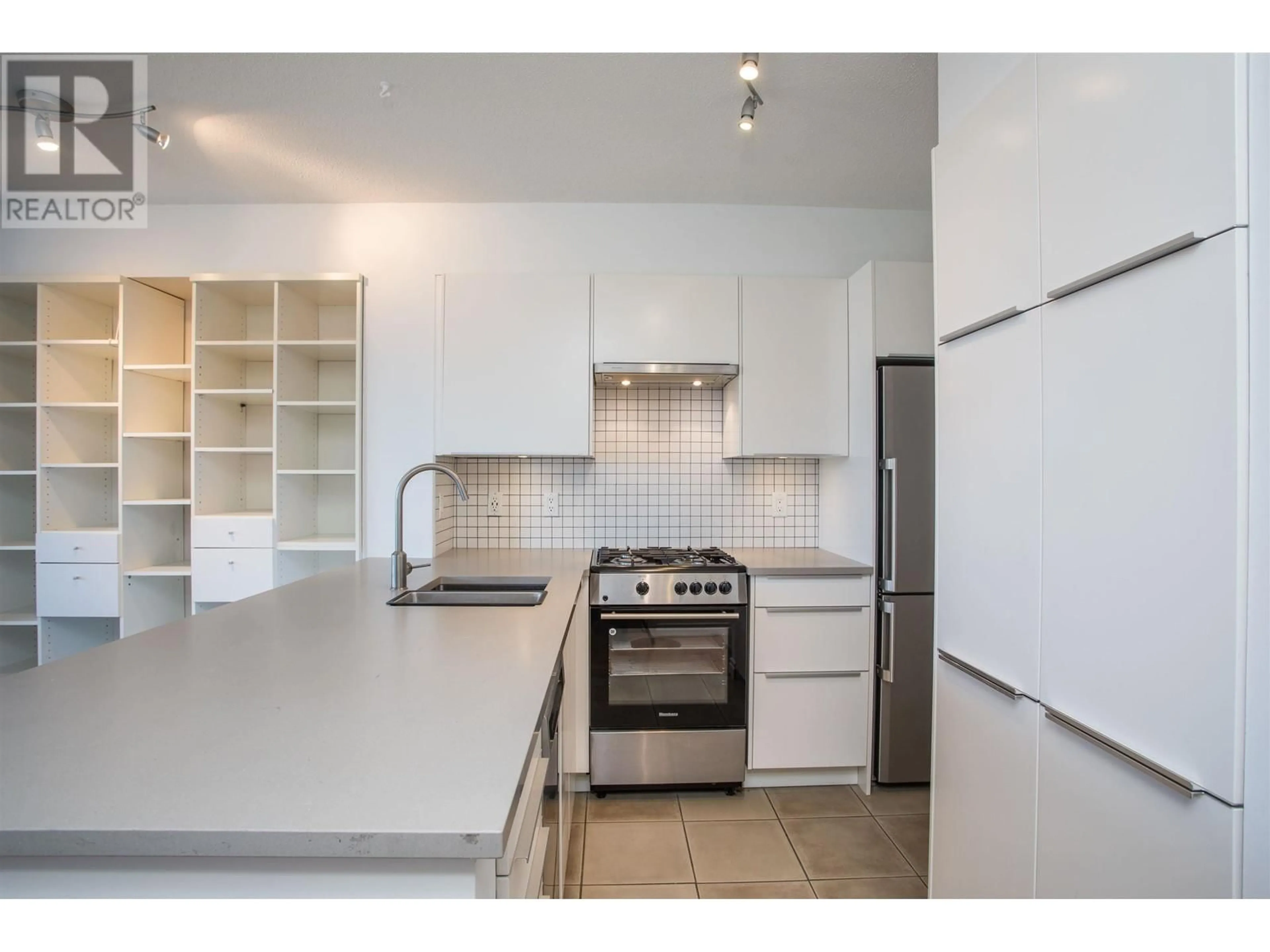 Standard kitchen for 504 55 ALEXANDER STREET, Vancouver British Columbia V6A1B2