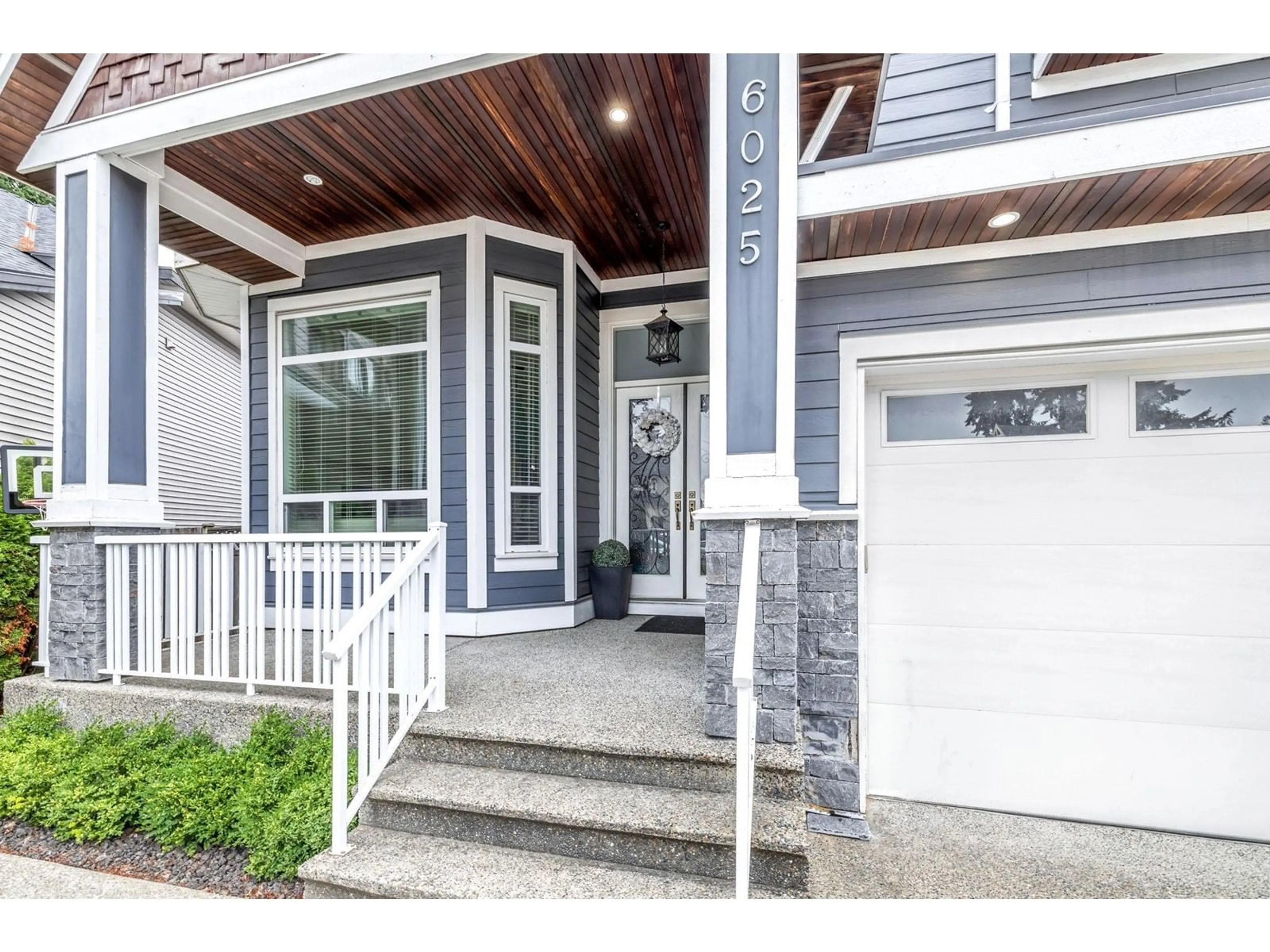Indoor entryway for 6025 131A, Surrey British Columbia V3X0E6