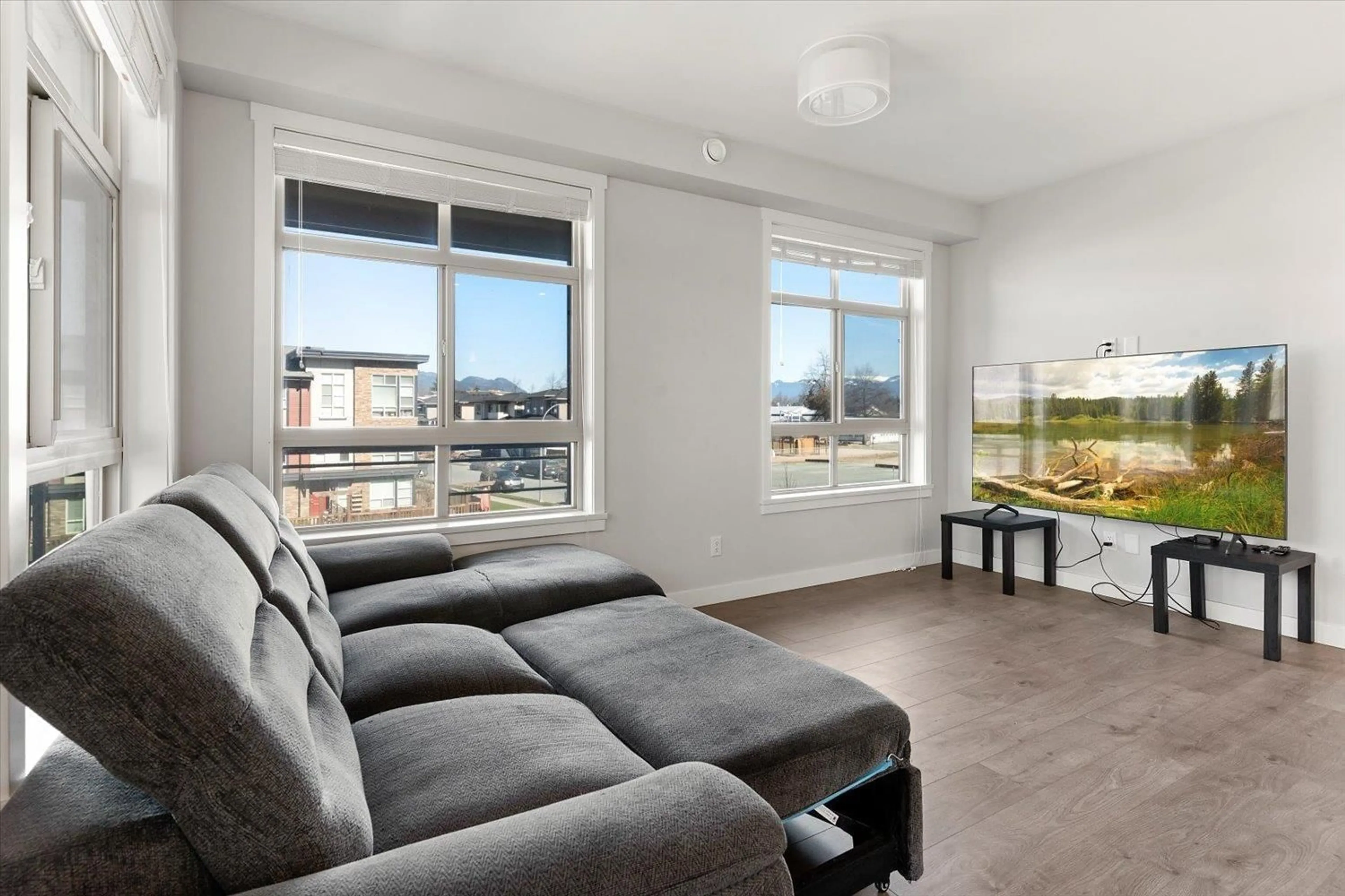 Living room, wood floors for 313 45562 AIRPORT ROAD, Chilliwack British Columbia V2P0J8