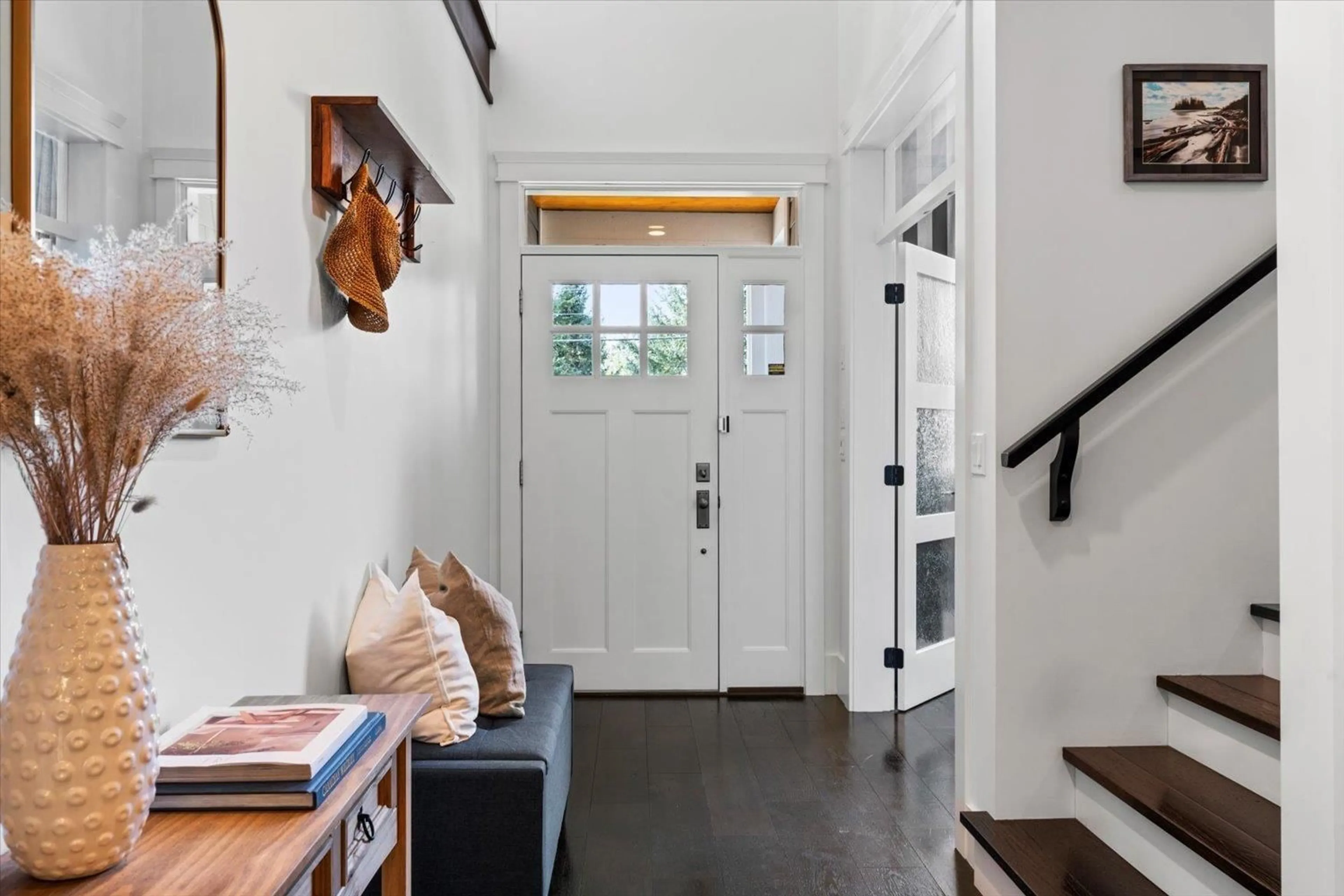 Indoor entryway, wood floors for 7758 PATTERSON ROAD, Chilliwack British Columbia V4Z1J6