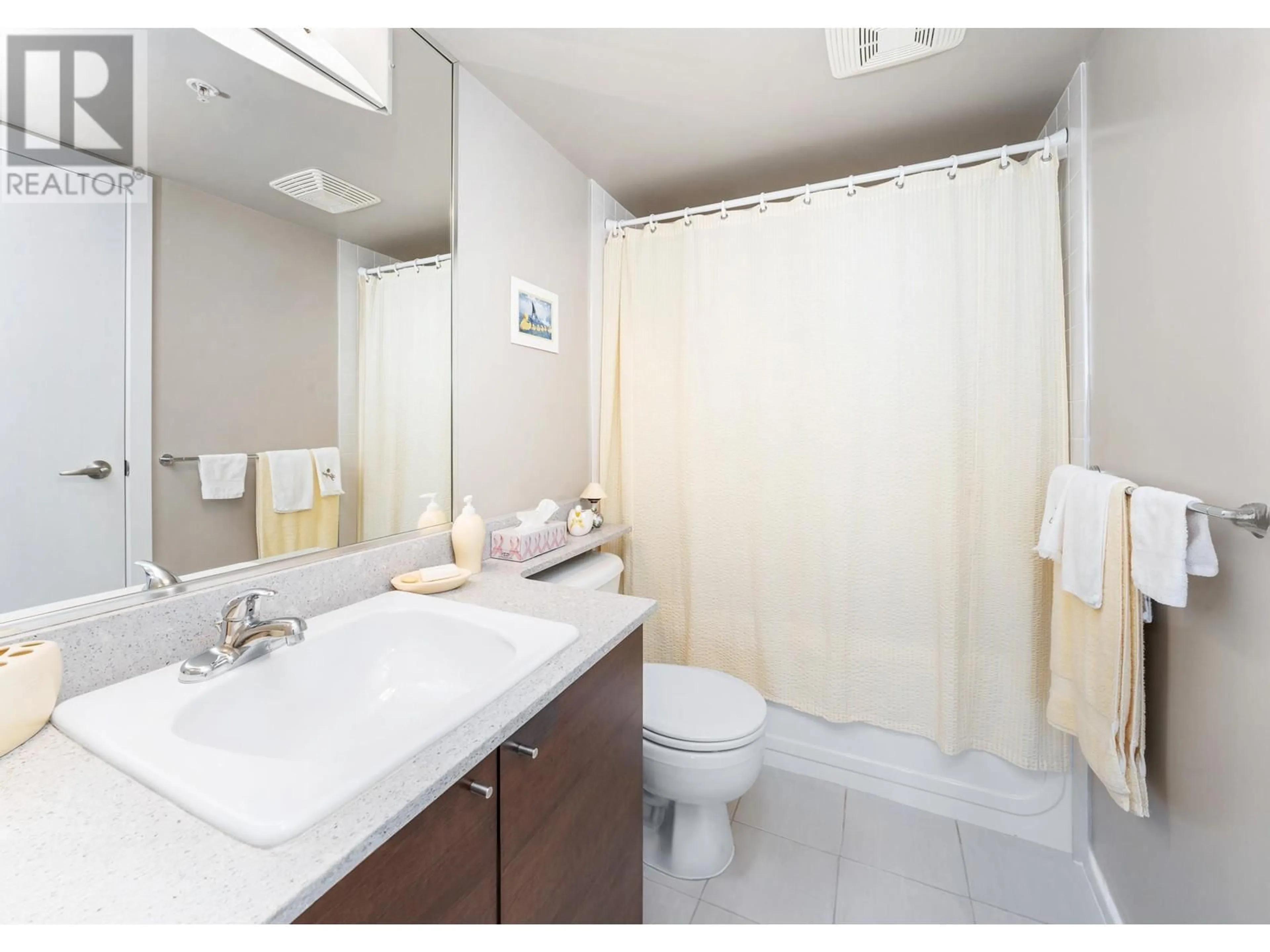 Standard bathroom for 1408 4118 DAWSON STREET, Burnaby British Columbia V5C0A3