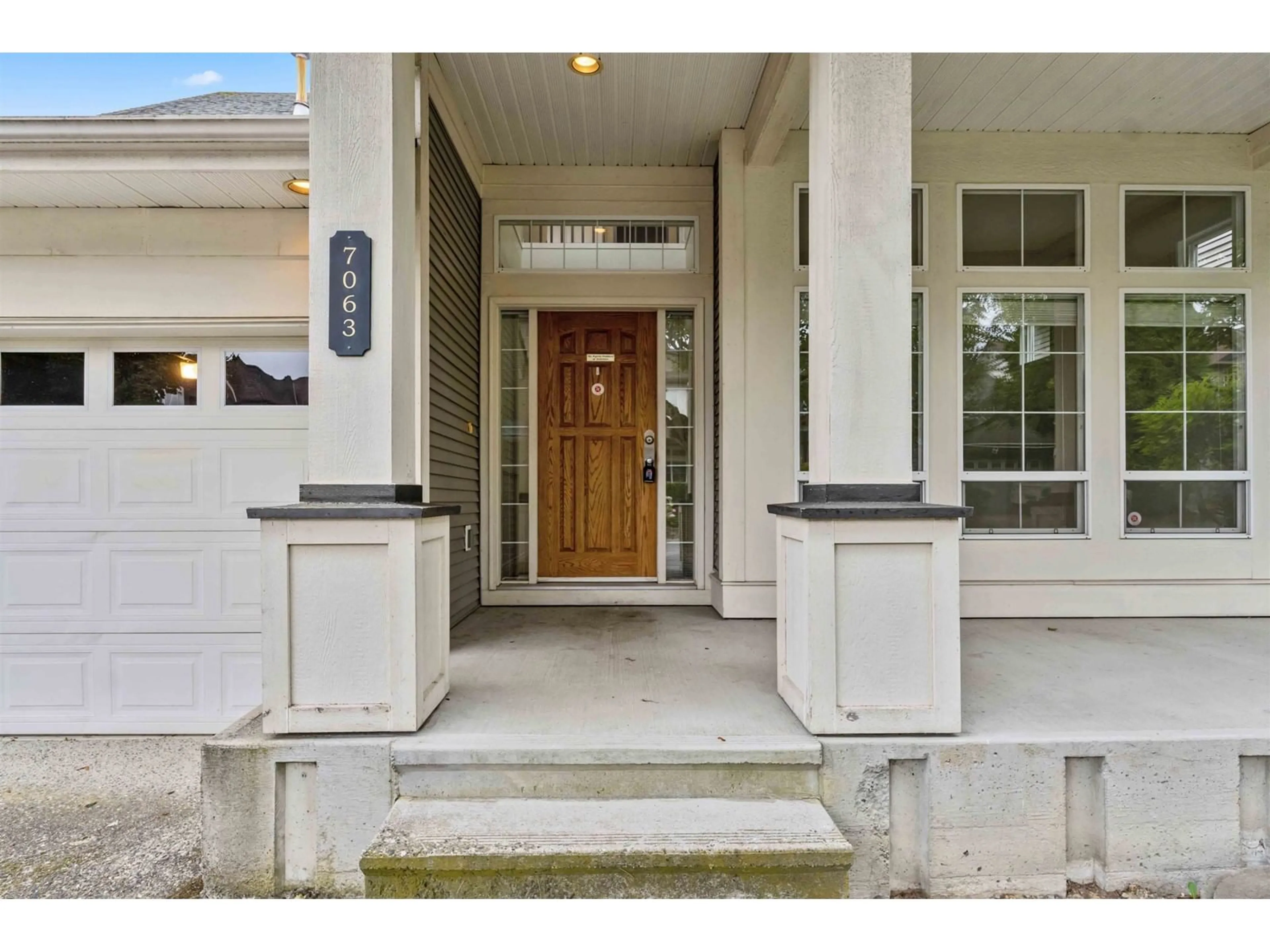 Indoor entryway, wood floors for 7063 200B STREET, Langley British Columbia V2Y2Z3