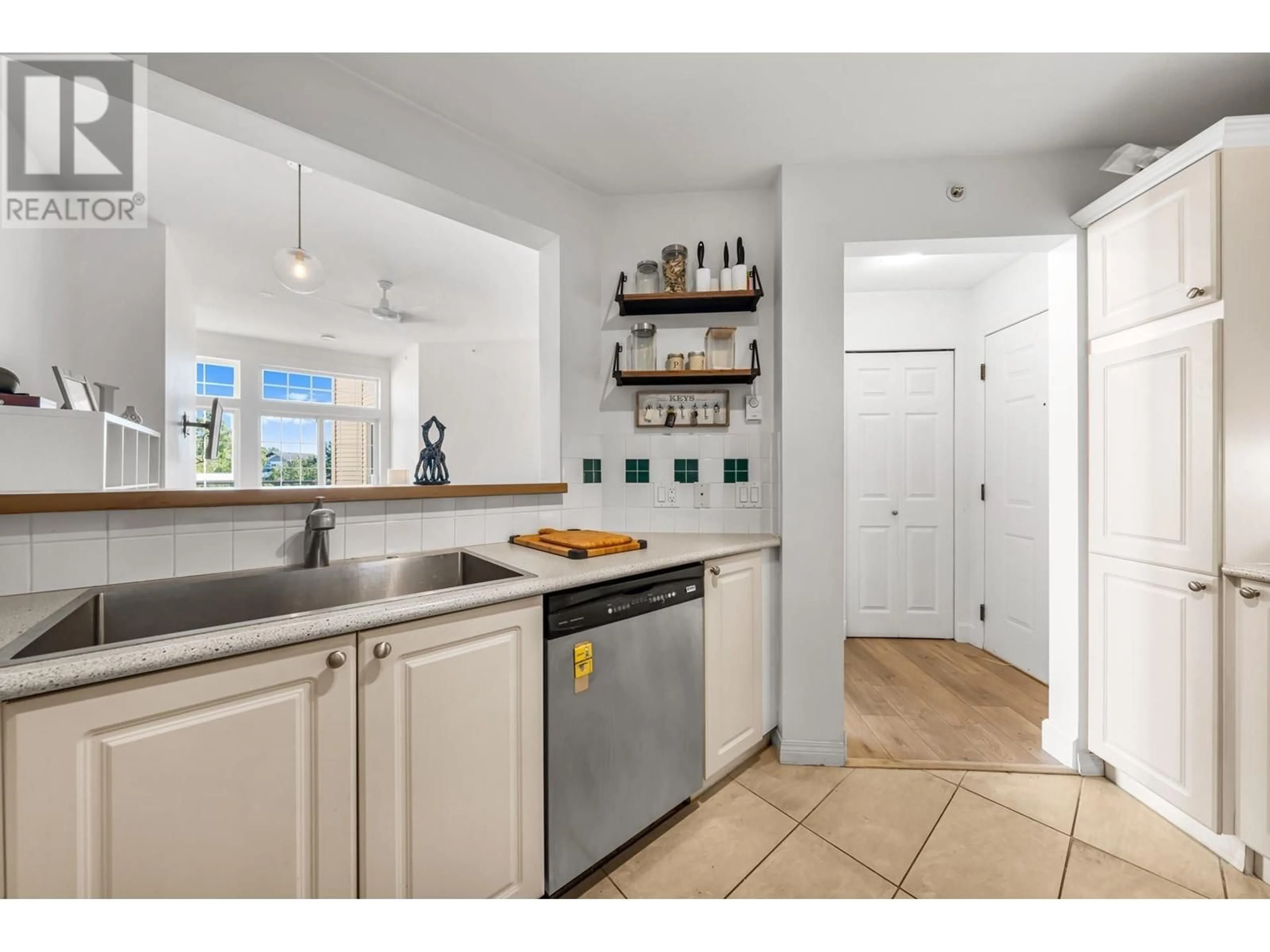 Standard kitchen, wood floors, cottage for 409 5500 ANDREWS ROAD, Richmond British Columbia V7E6M9