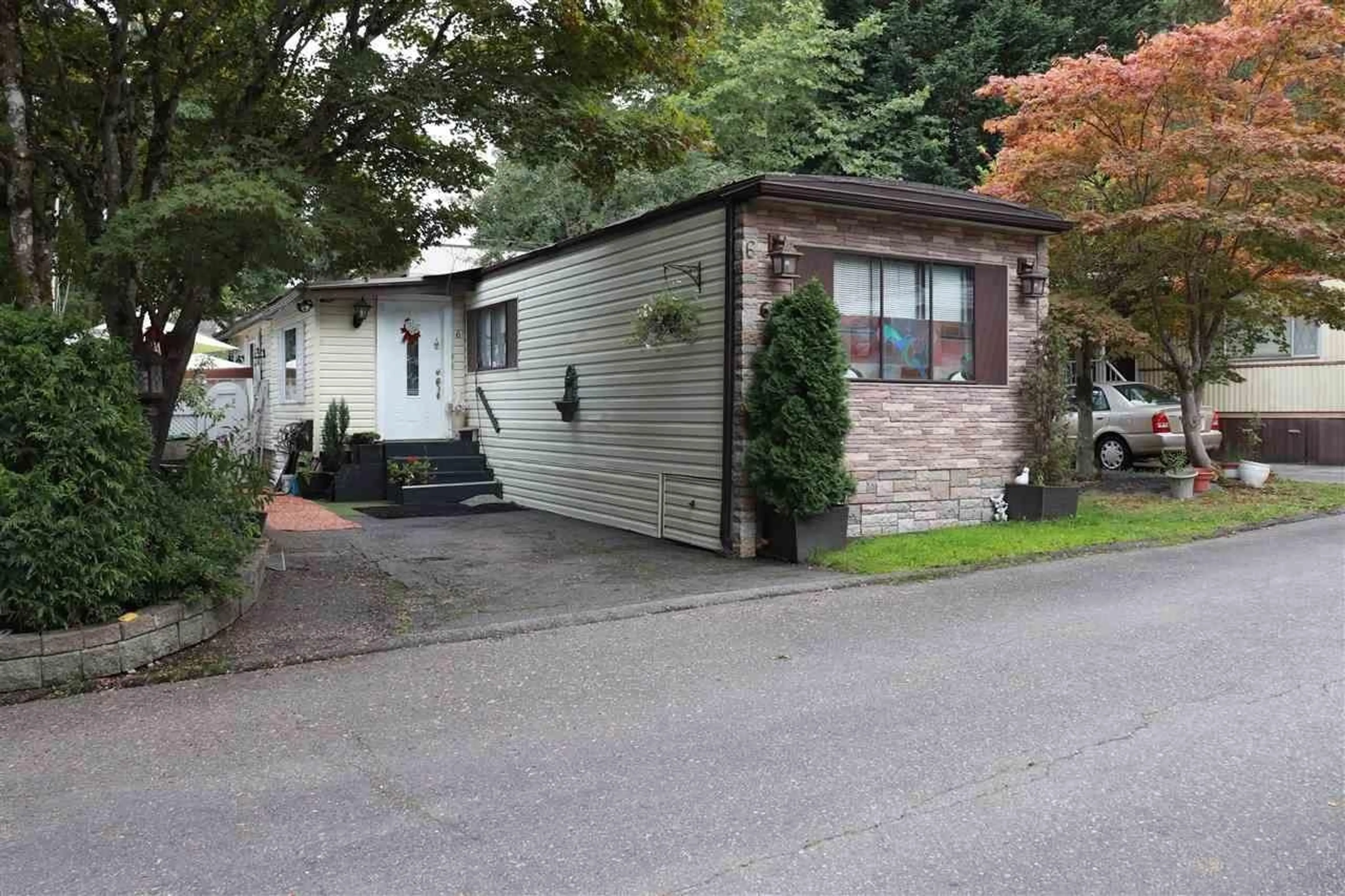 Home with vinyl exterior material, street for 6 6571 KING GEORGE BOULEVARD, Surrey British Columbia V3W4Z4