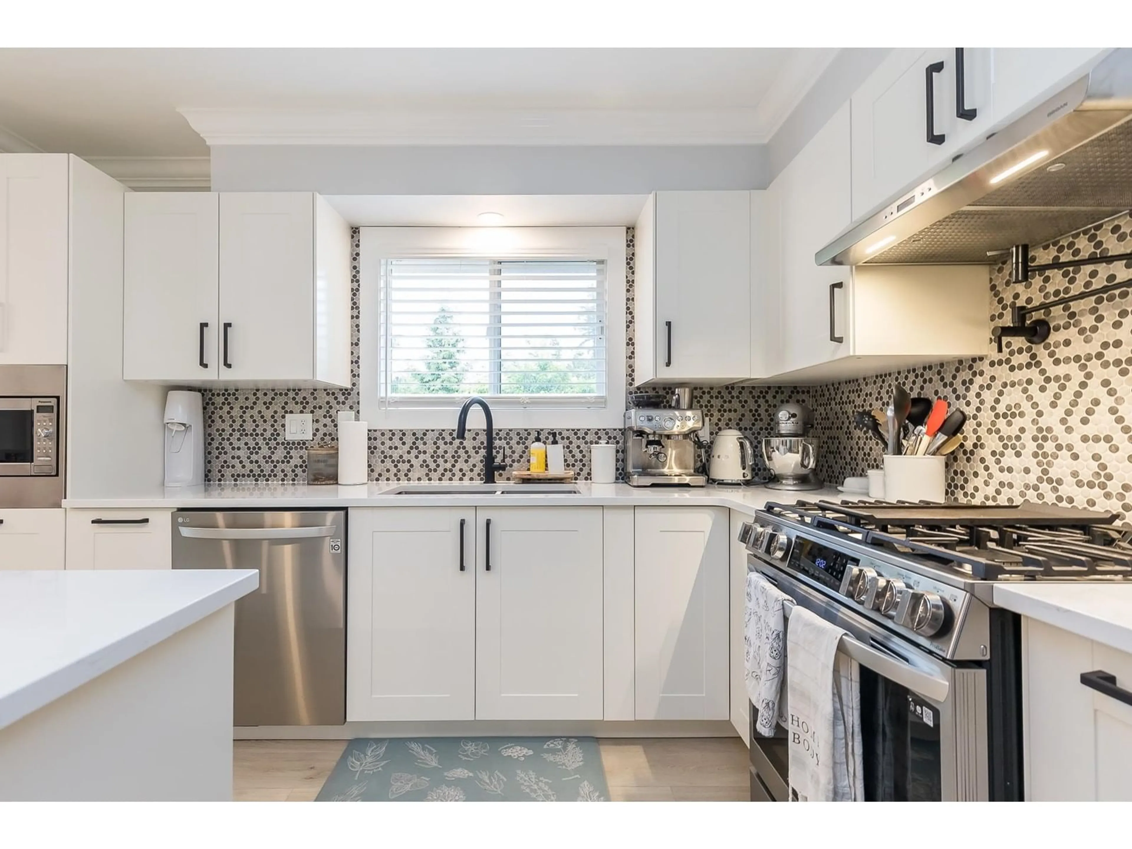 Open concept kitchen for 4504 202A STREET, Langley British Columbia V3A6N1