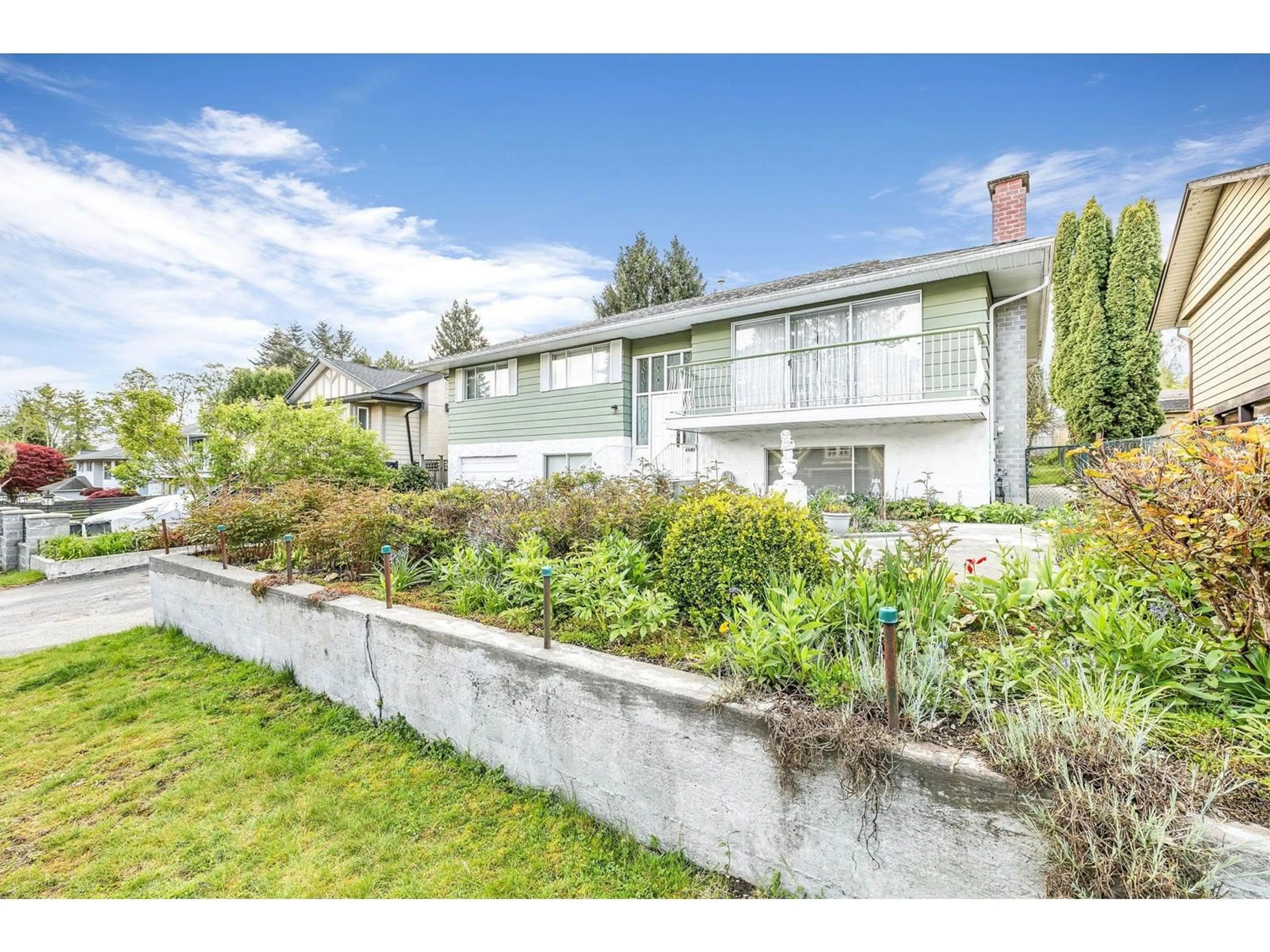 A pic from outside/outdoor area/front of a property/back of a property/a pic from drone, unknown for 13886 78, Surrey British Columbia V3W5Z7