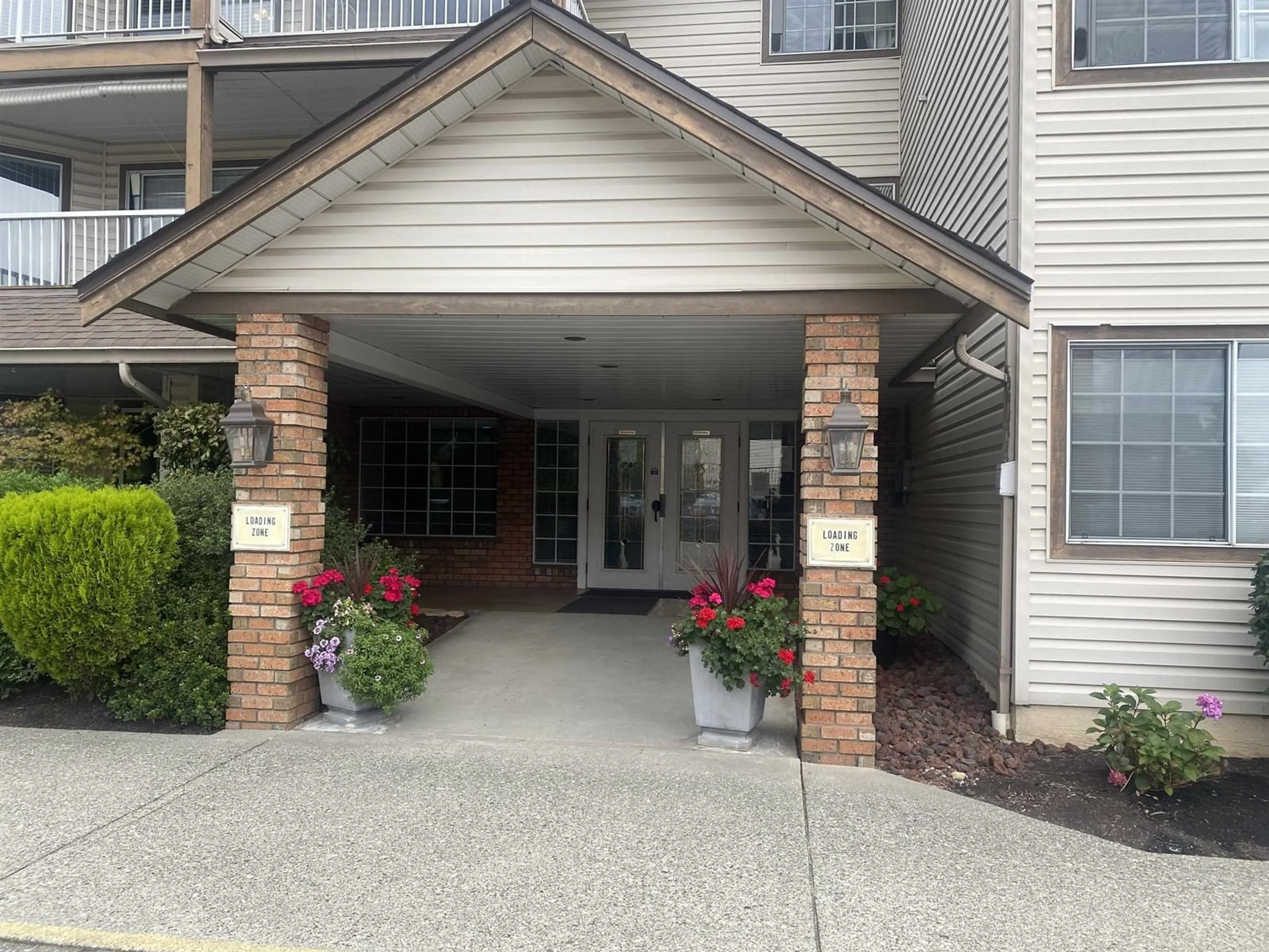 Indoor foyer for 209 32145 OLD YALE ROAD, Abbotsford British Columbia V2T2C8