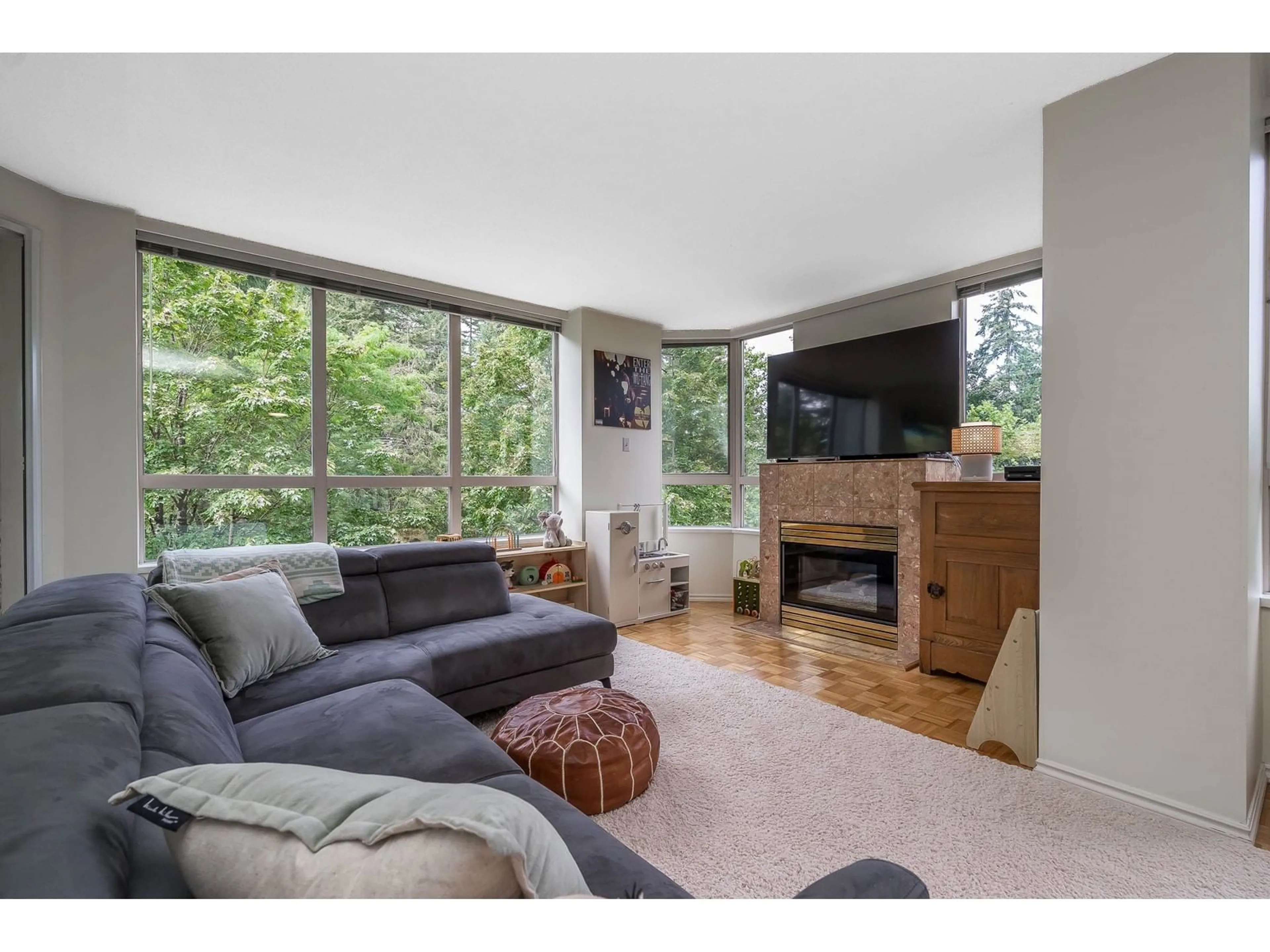 Living room, wood floors for 403 10082 148 STREET, Surrey British Columbia V3R0S3