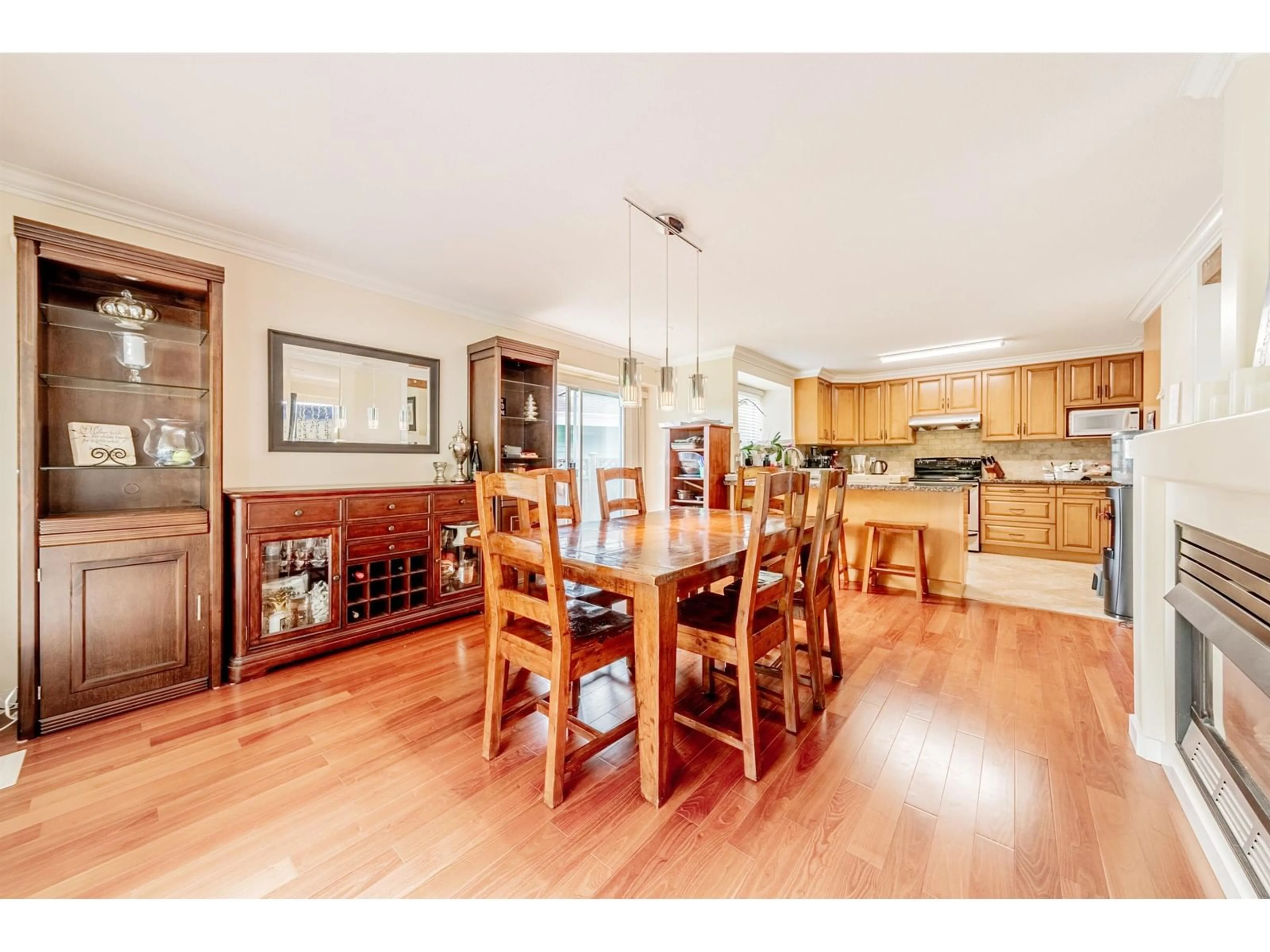 Dining room, wood/laminate floor for 14636 18 AVENUE, Surrey British Columbia V4A7R3