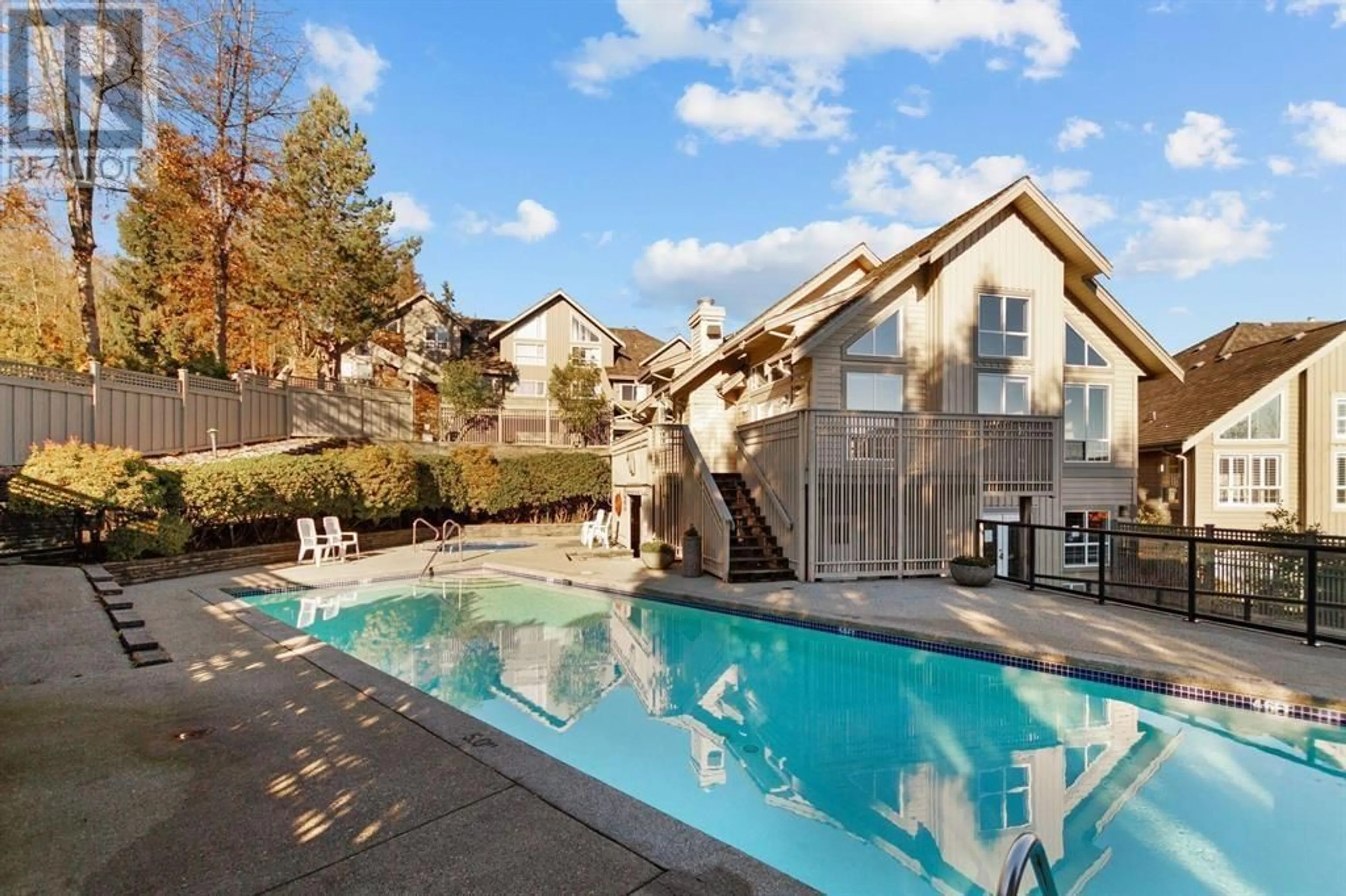 Indoor or outdoor pool for 521 1485 PARKWAY BOULEVARD, Coquitlam British Columbia V3E3E6