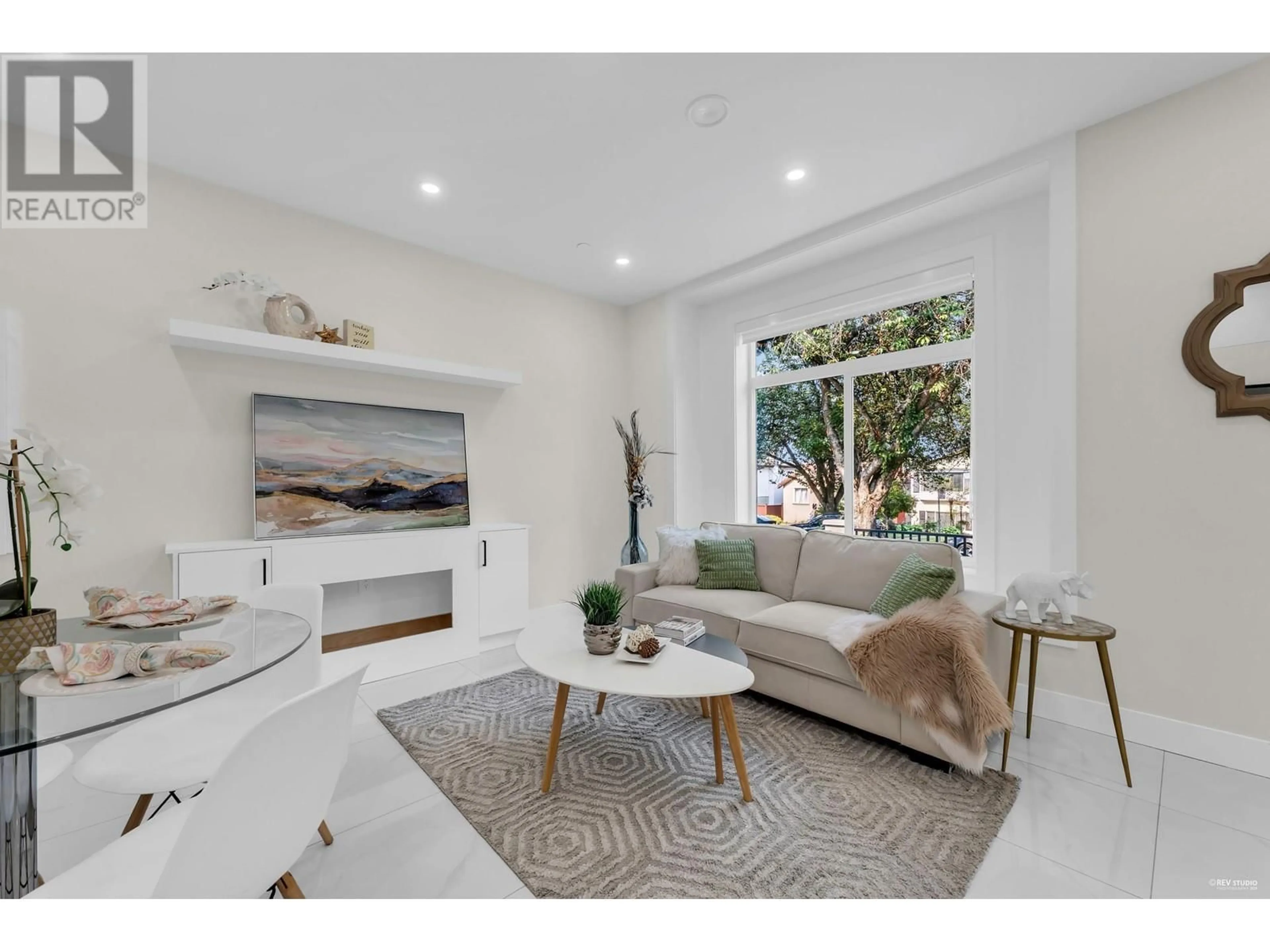 Living room, wood floors for 2576 E 28TH AVENUE, Vancouver British Columbia V5R1R6