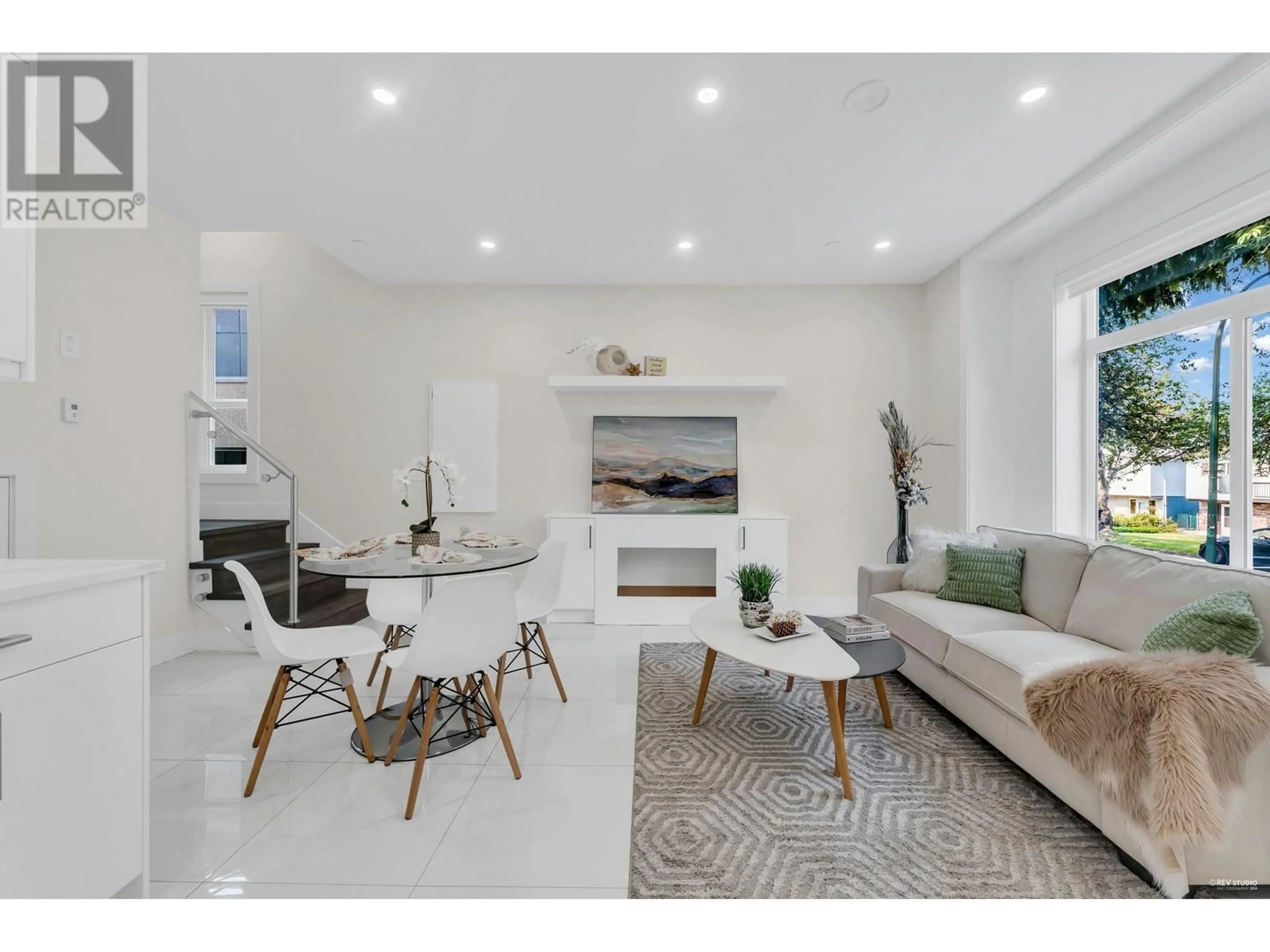 Living room, wood floors for 2576 E 28TH AVENUE, Vancouver British Columbia V5R1R6