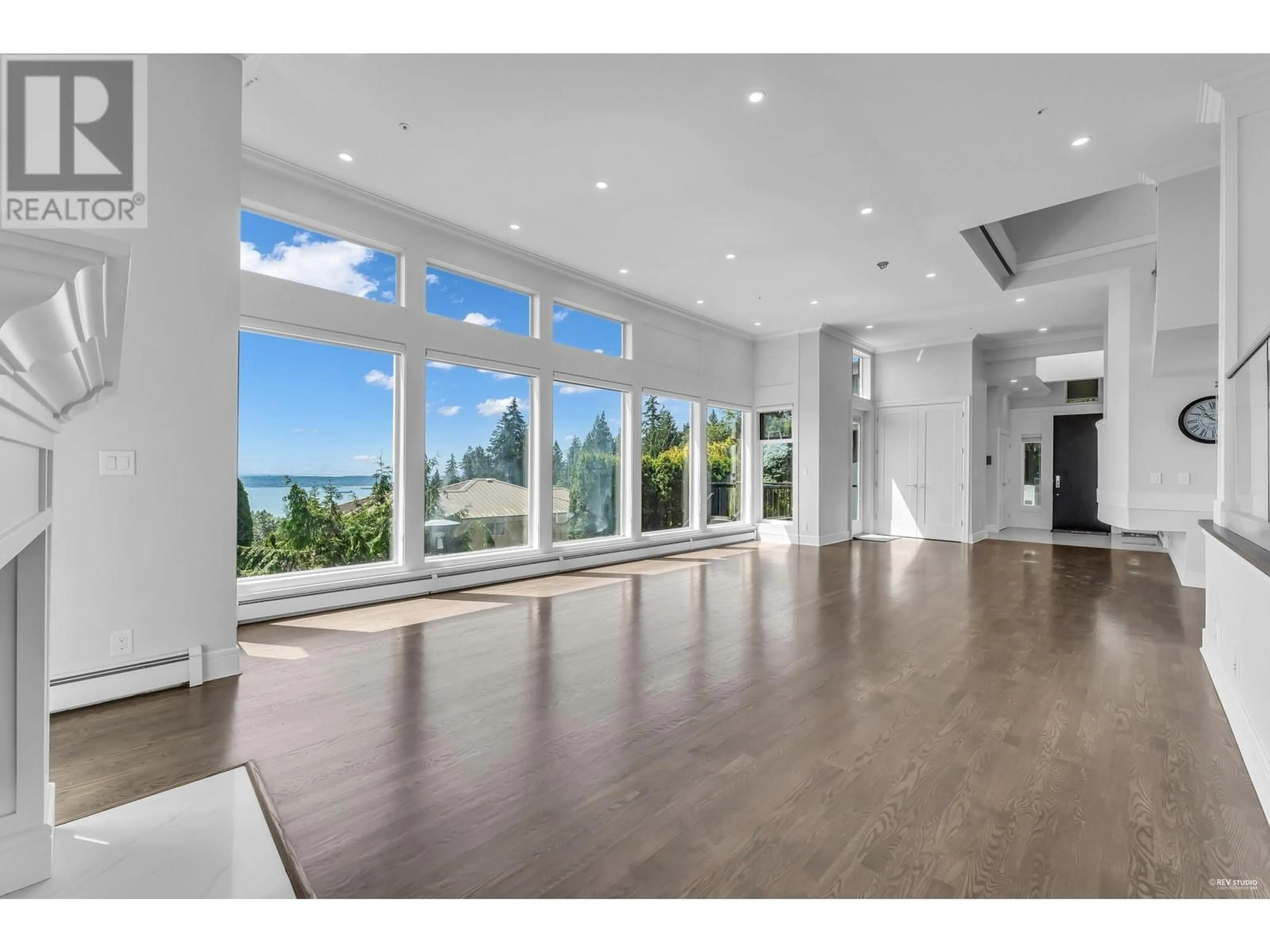 Indoor foyer, wood floors for 2611 WESTHILL WAY, West Vancouver British Columbia V7S3G9