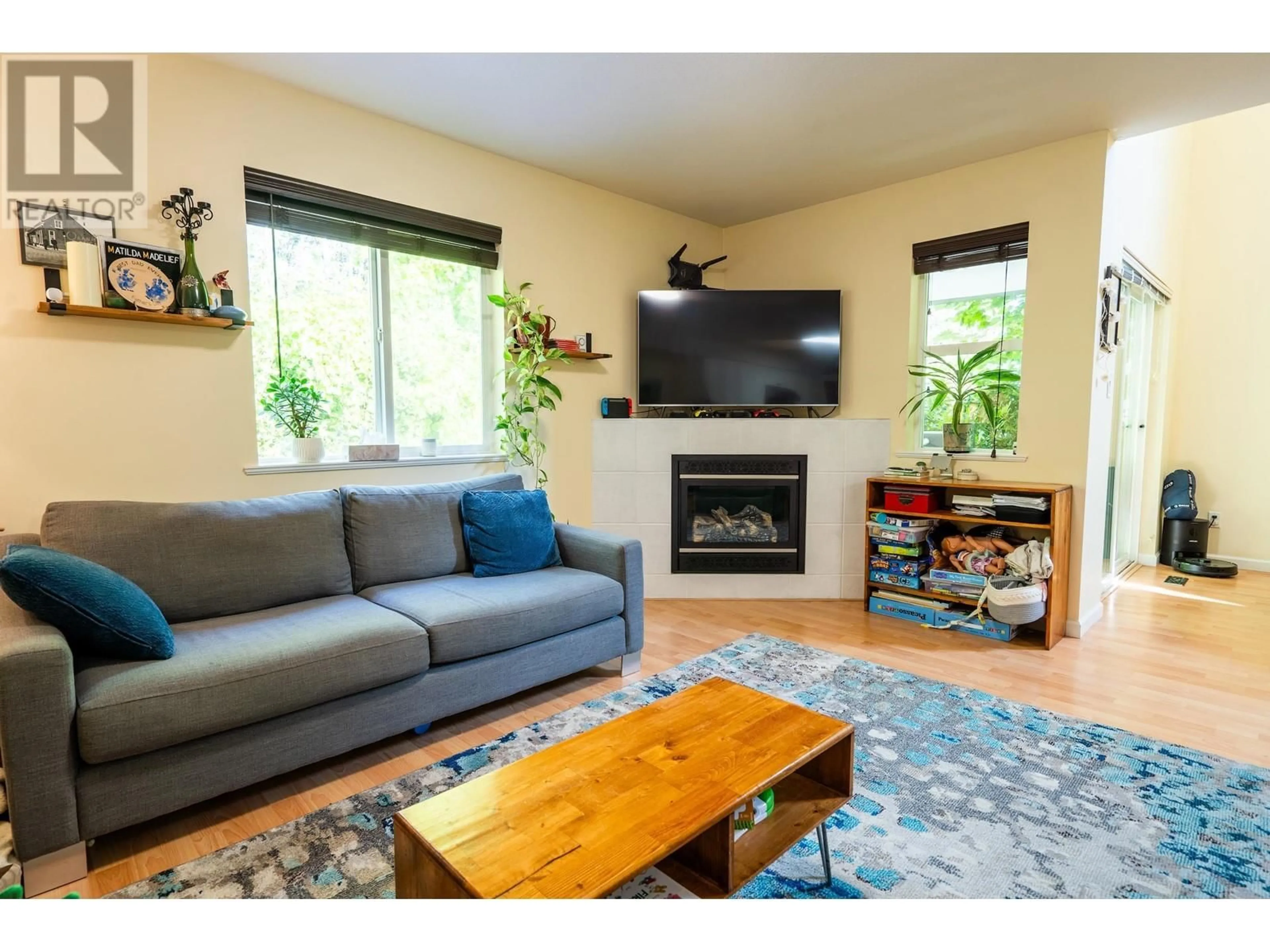 Living room, wood floors for 49 735 PARK ROAD, Gibsons British Columbia V0N1V7