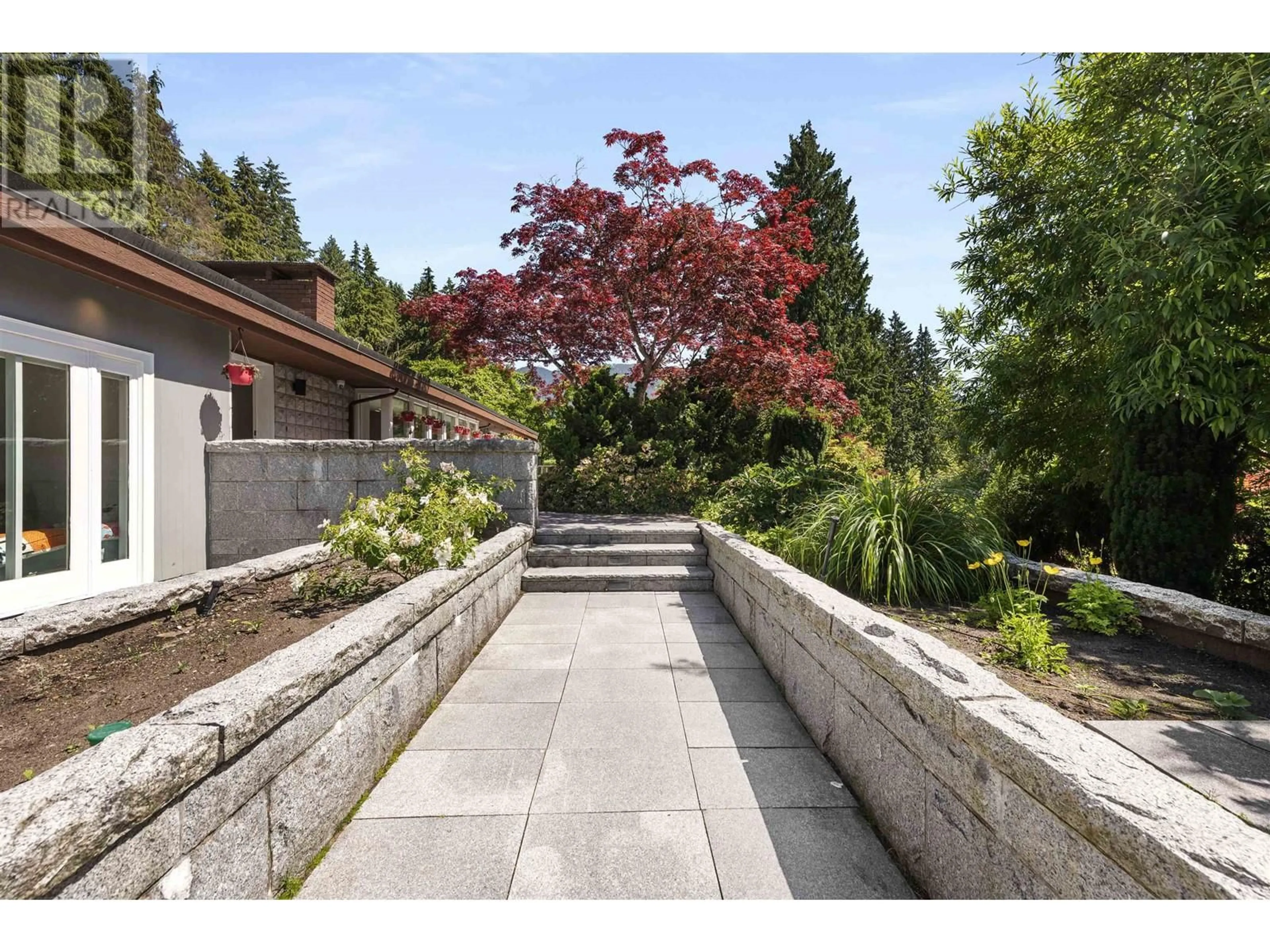 Patio, the fenced backyard for 242 ONSLOW PLACE, West Vancouver British Columbia V7S1K5