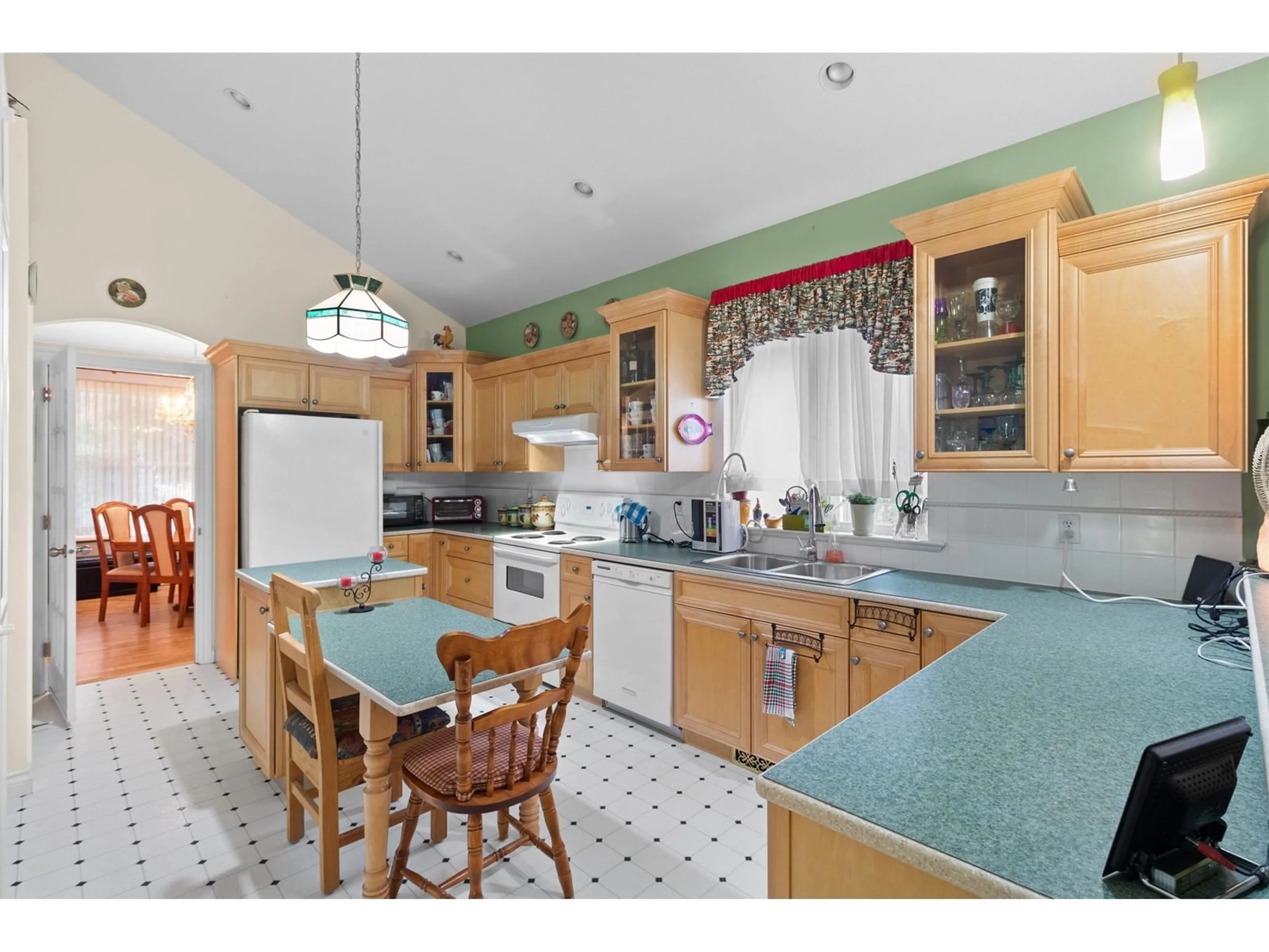 Open concept kitchen, ceramic/tile floor for 14968 68, Surrey British Columbia V3S2B5