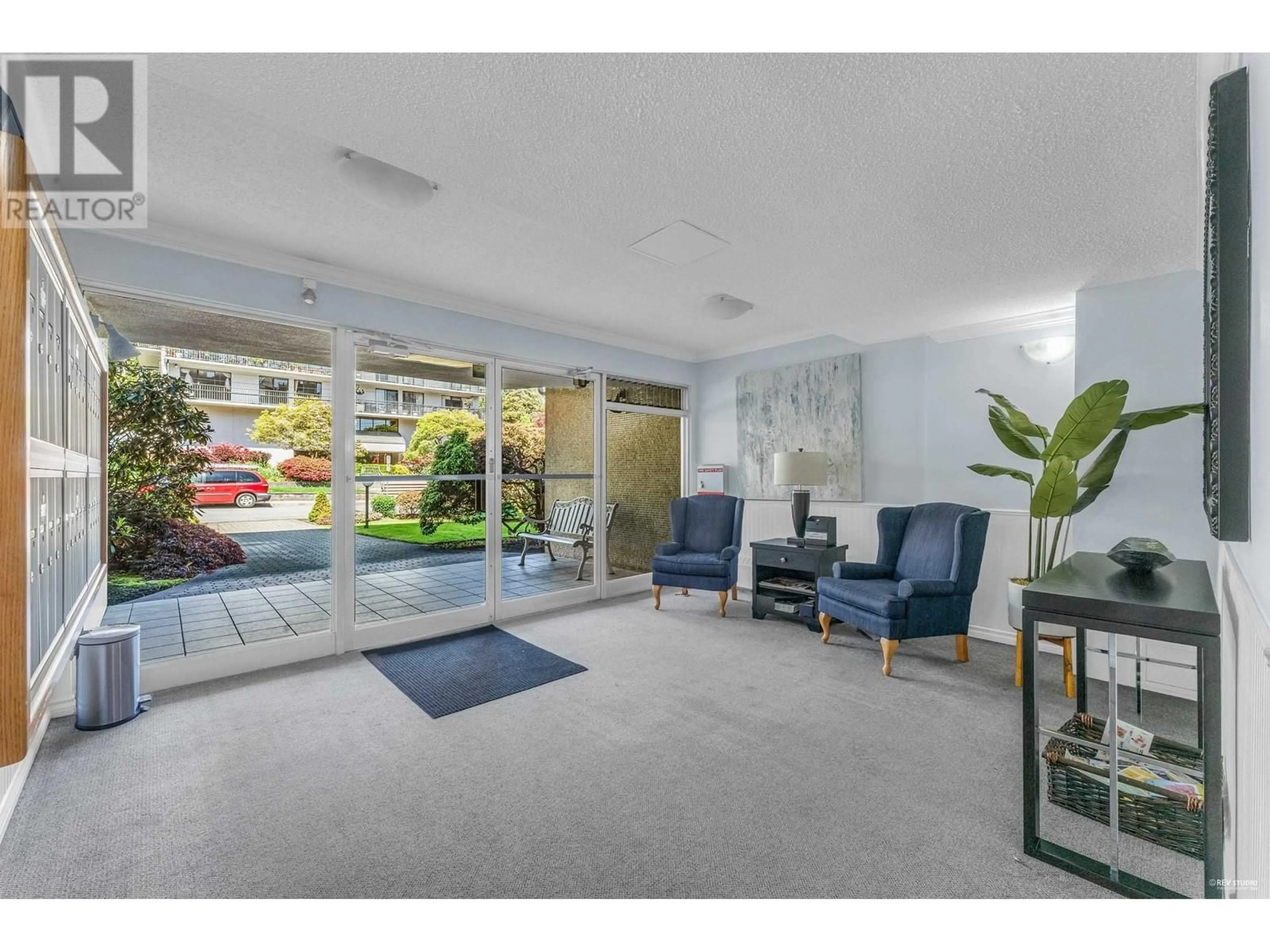 Indoor lobby, carpet floors for 101 1750 ESQUIMALT AVENUE, West Vancouver British Columbia V7V1R8