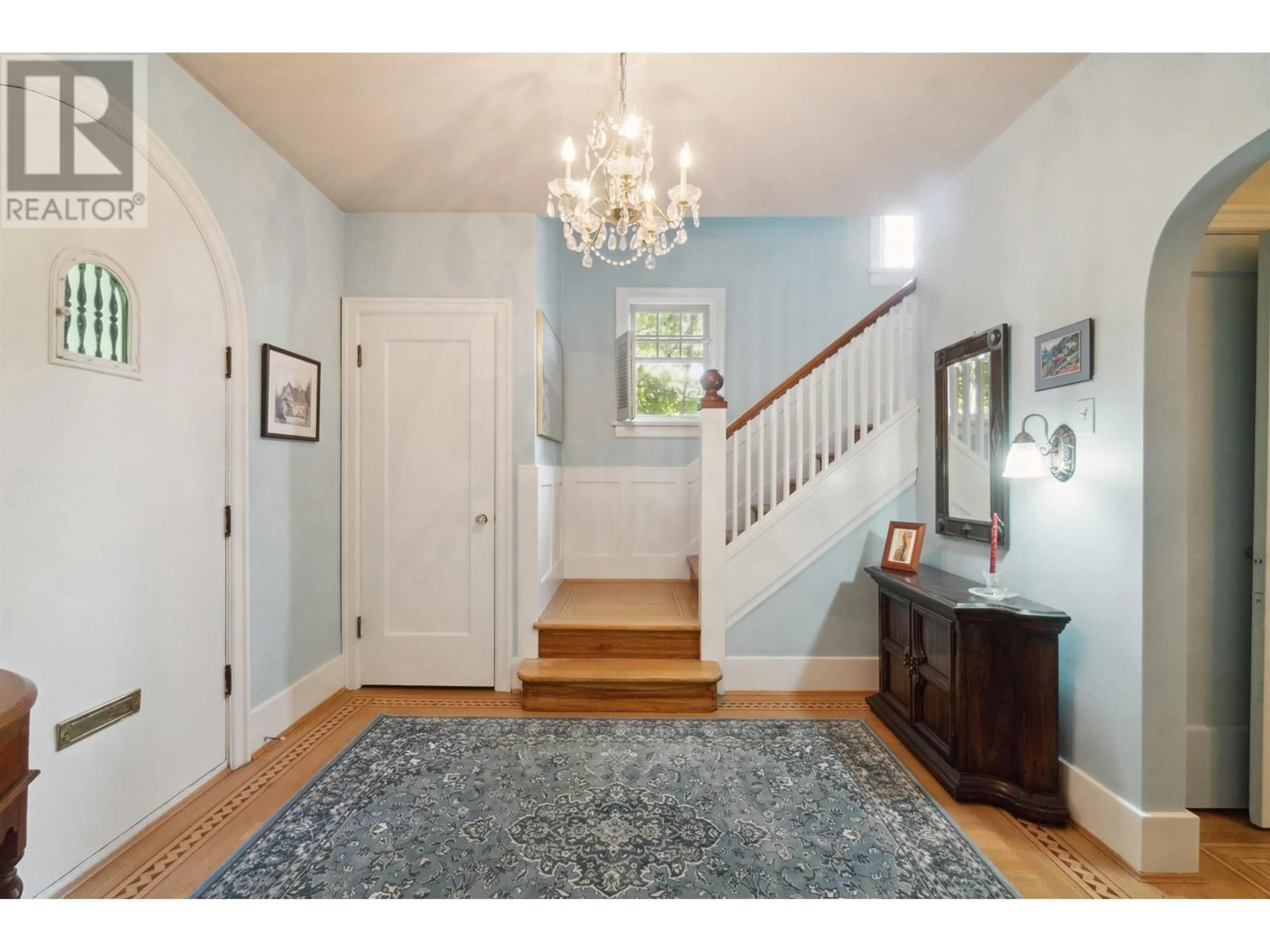 Indoor entryway, wood floors for 6010 GRANVILLE STREET, Vancouver British Columbia V6M3E1