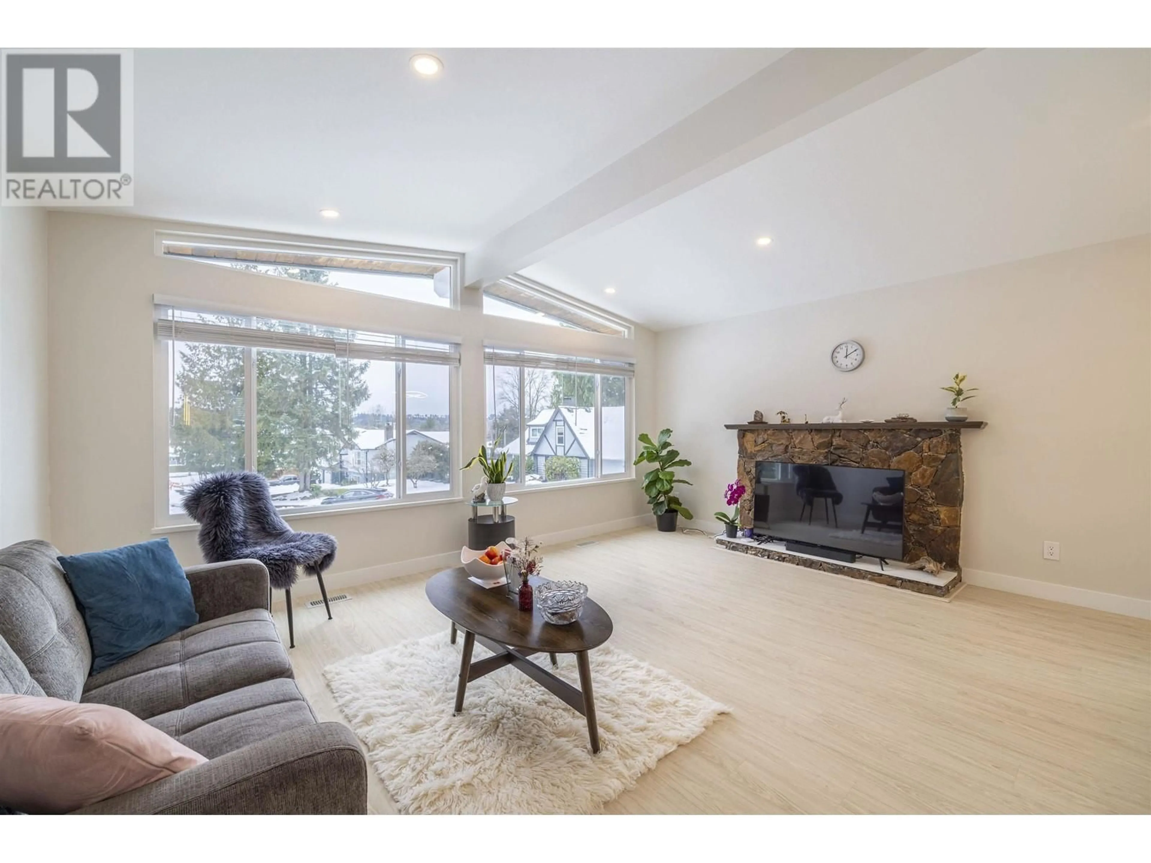 Living room with furniture, unknown for 3345 CARDINAL DRIVE, Burnaby British Columbia V5A2T7