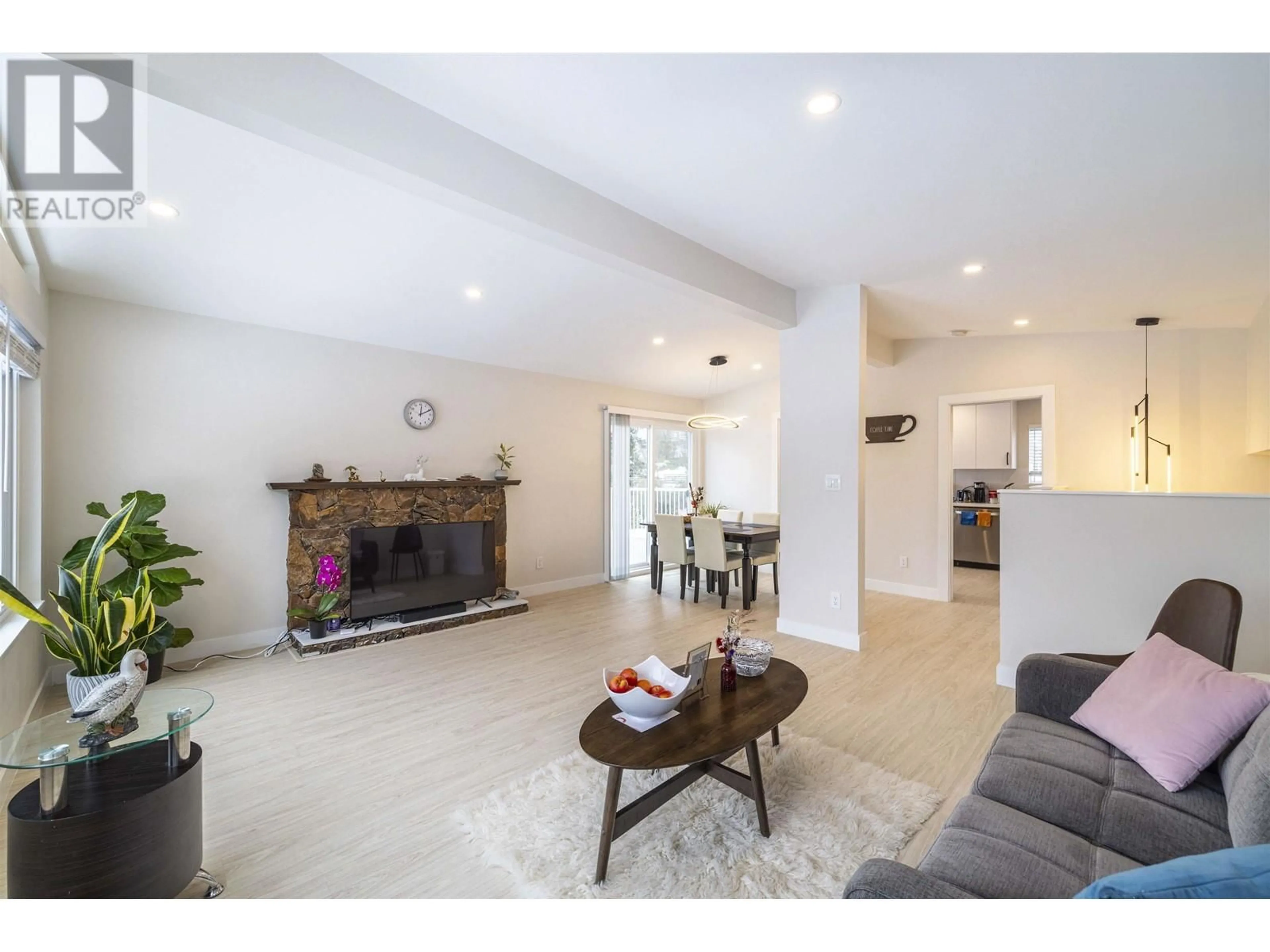 Living room with furniture, unknown for 3345 CARDINAL DRIVE, Burnaby British Columbia V5A2T7