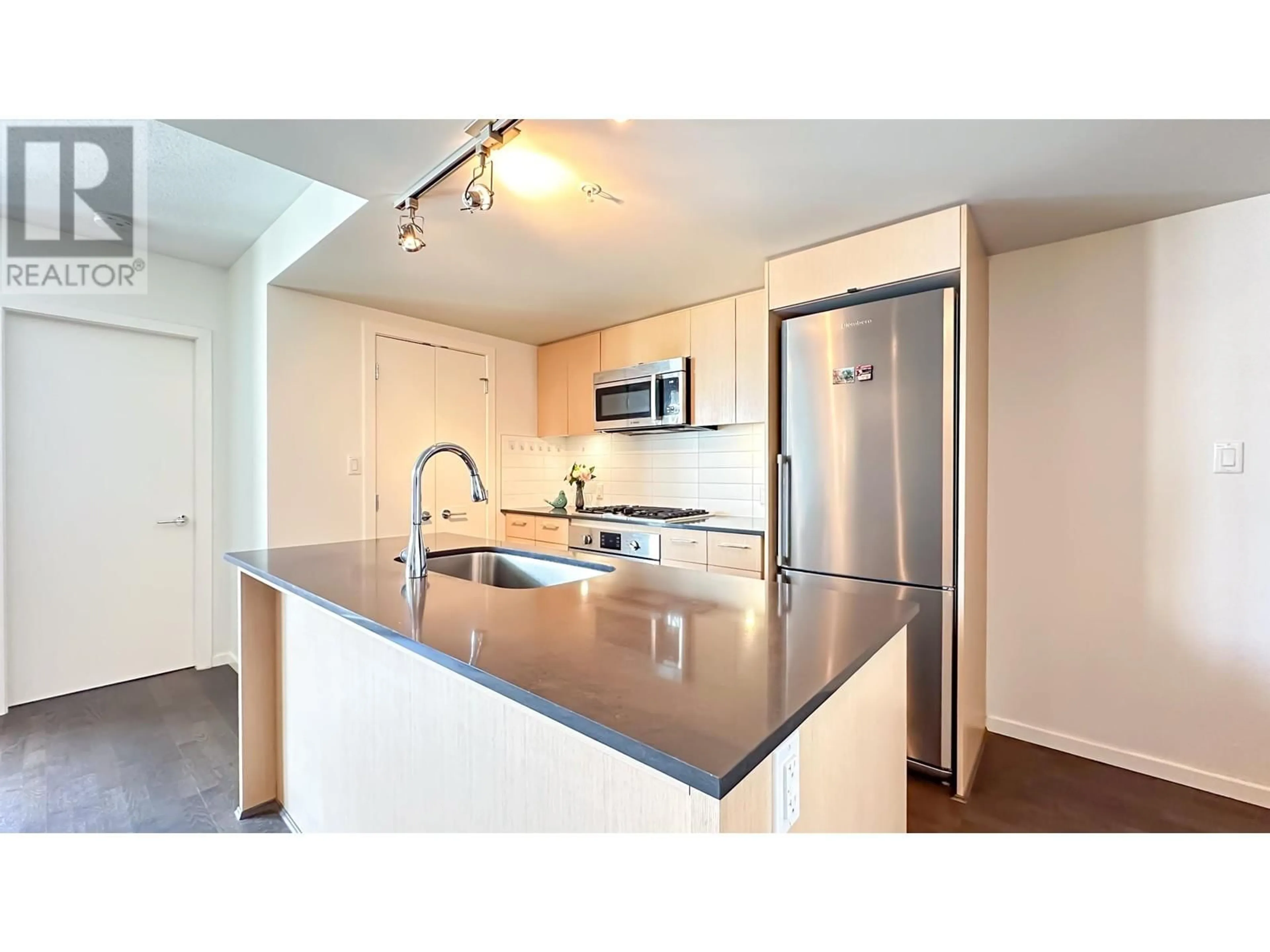 Standard kitchen for 1513 7788 ACKROYD ROAD, Richmond British Columbia V6X0M8