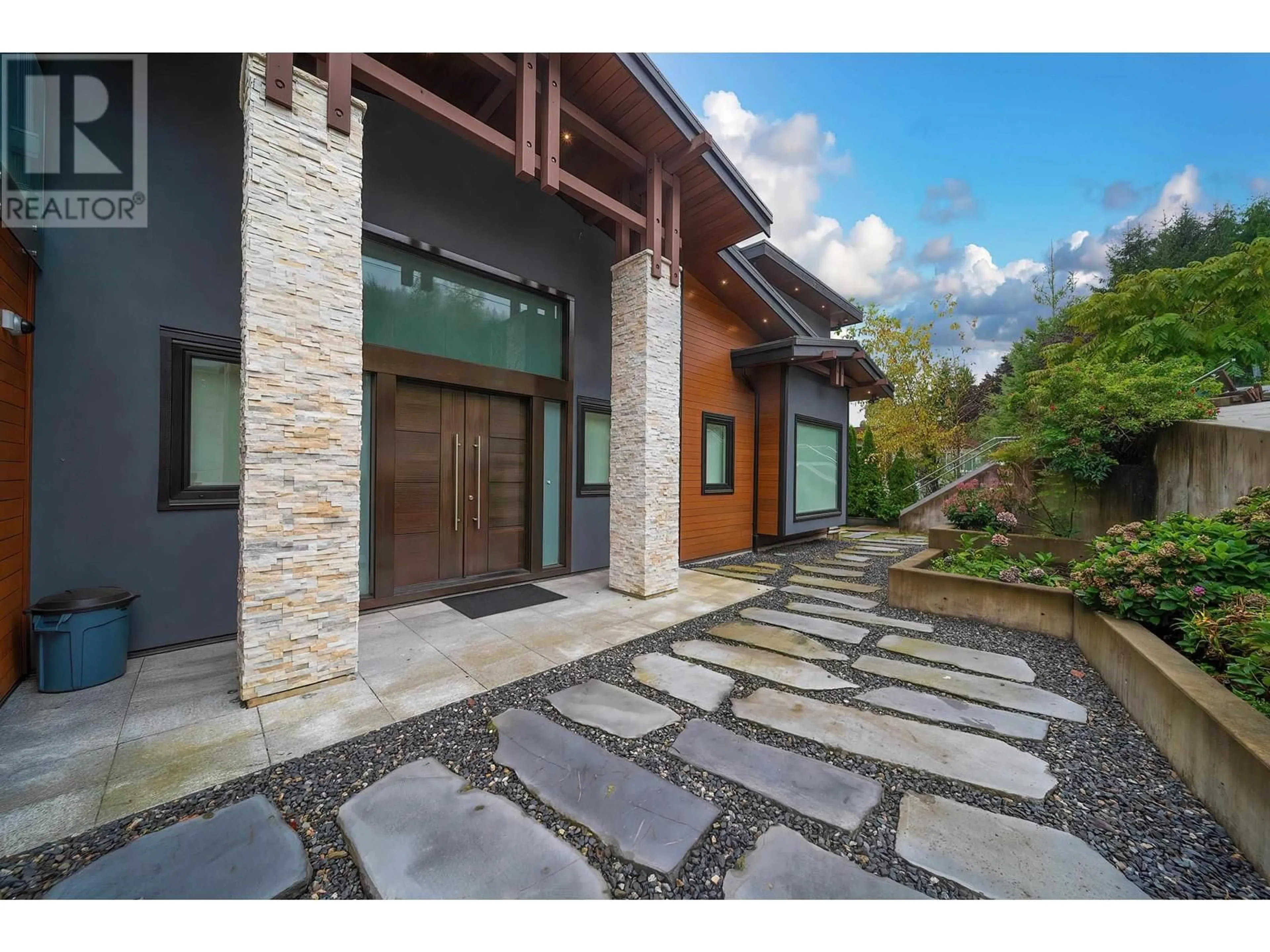 Indoor entryway, ceramic floors for 518 BALLANTREE PLACE, West Vancouver British Columbia V7S1W5