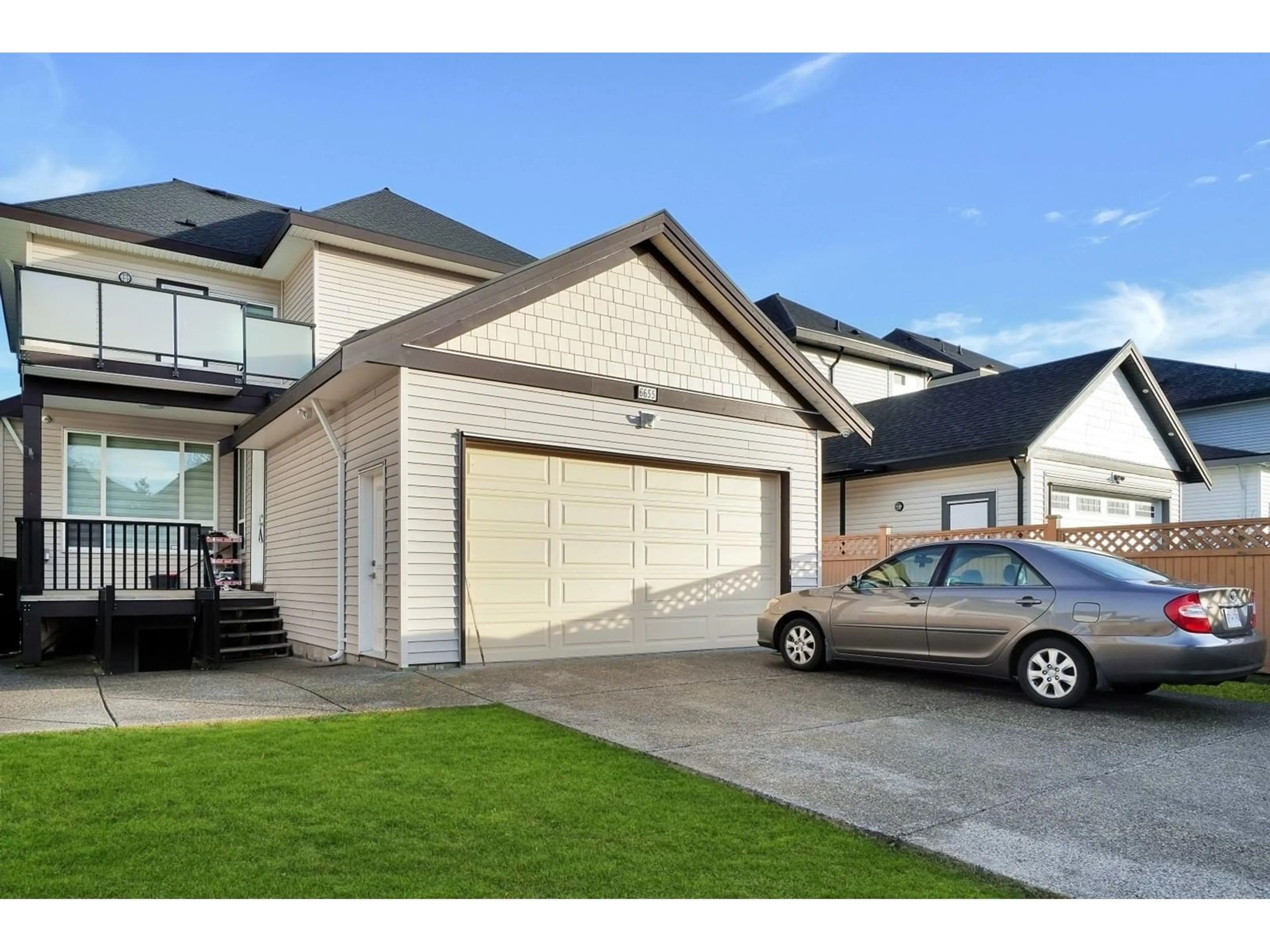 Indoor garage, cement floor for 6655 121A STREET, Surrey British Columbia V3W0H8