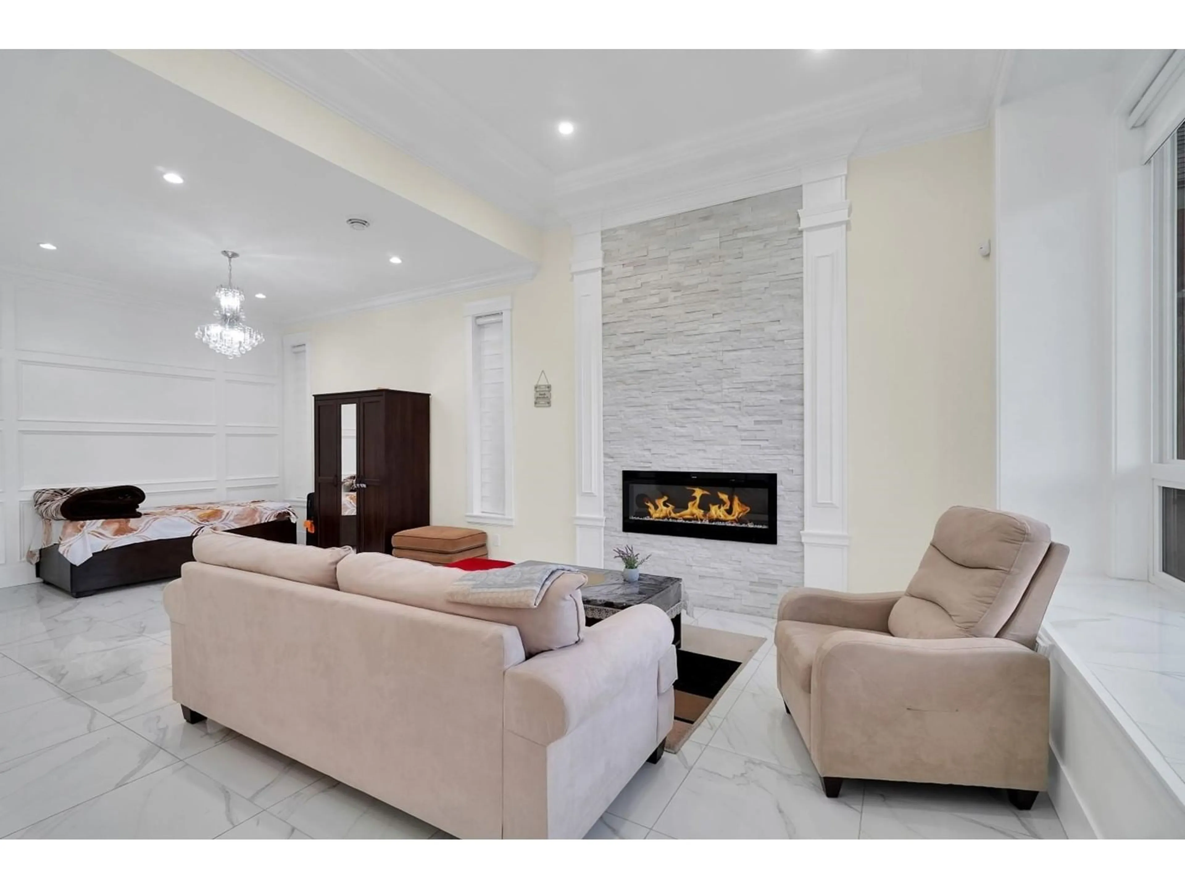 Living room, ceramic floors for 6655 121A STREET, Surrey British Columbia V3W0H8