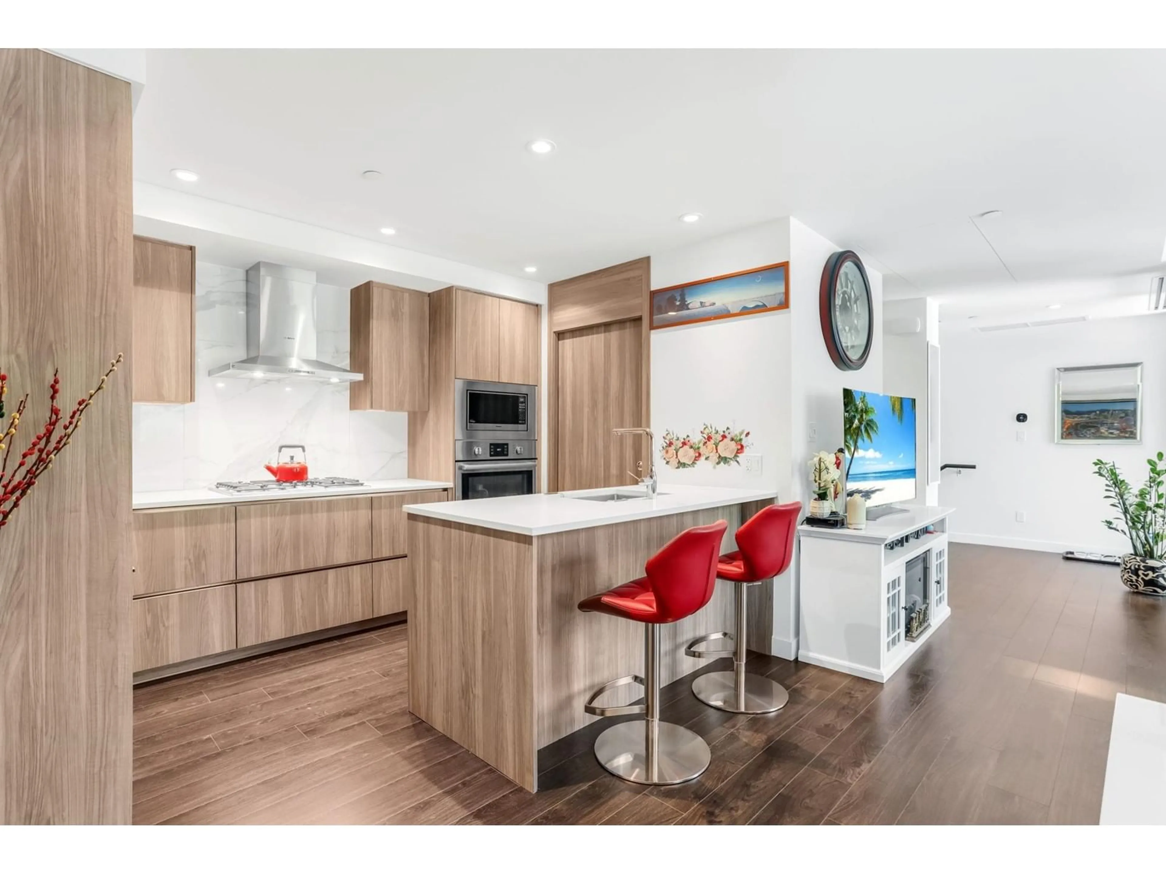 Contemporary kitchen, wood/laminate floor for TH6 9887 WHALLEY BOULEVARD, Surrey British Columbia V3T0P4