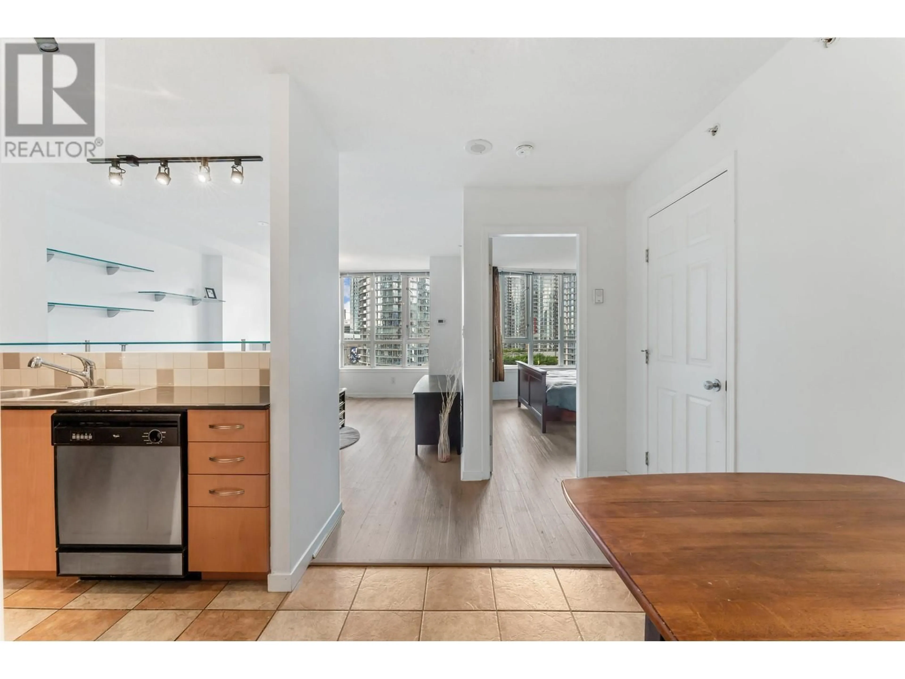Indoor entryway for 1510 - 63 KEEFER PLACE, Vancouver British Columbia V6B6N6