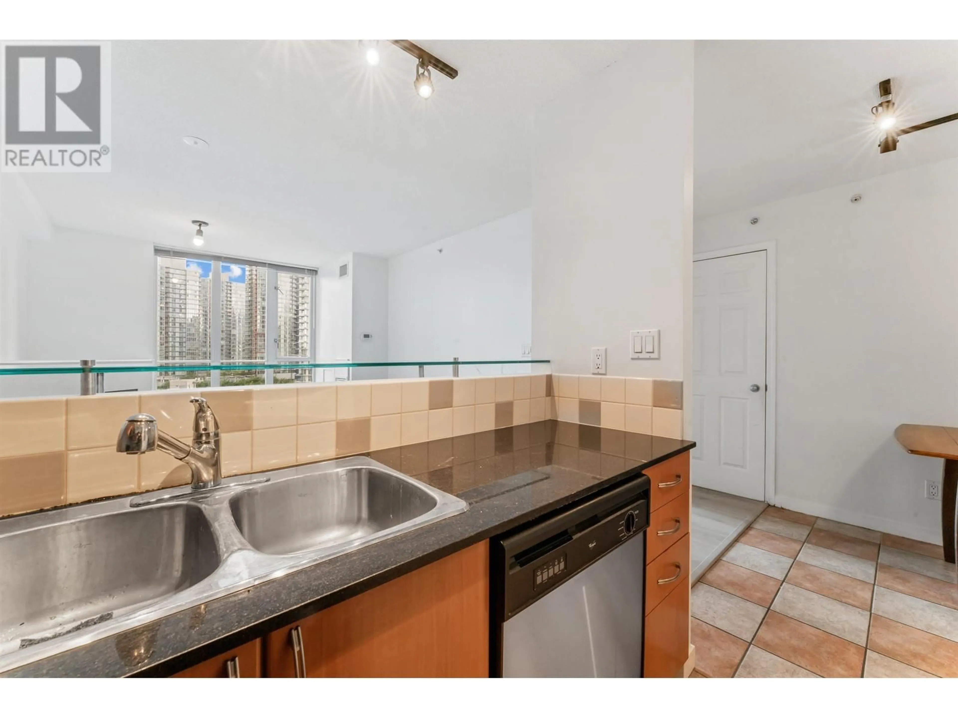 Standard kitchen, ceramic/tile floor for 1510 - 63 KEEFER PLACE, Vancouver British Columbia V6B6N6