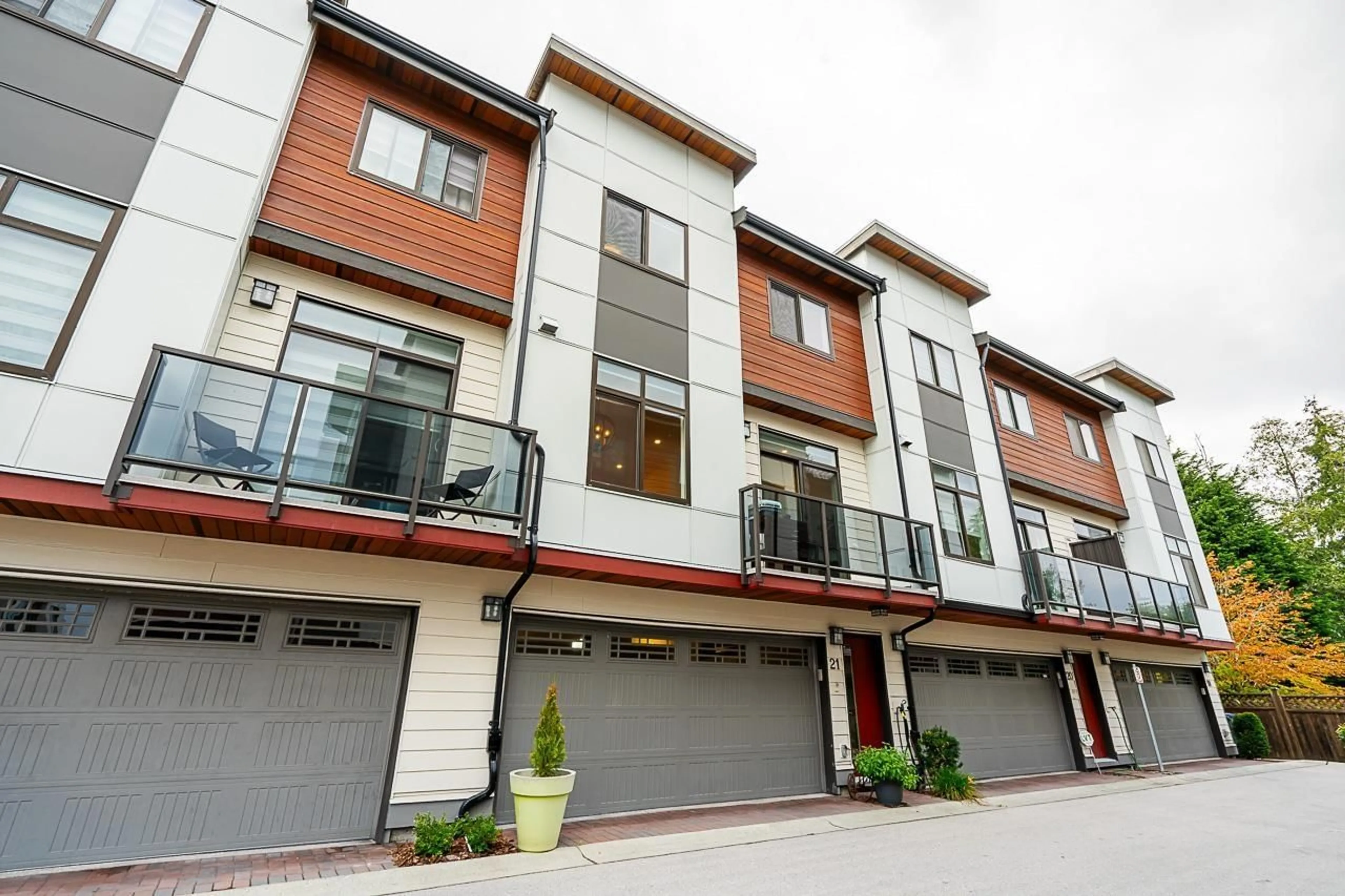 A pic from exterior of the house or condo for 21 15885 16 AVENUE, Surrey British Columbia V4A1S2