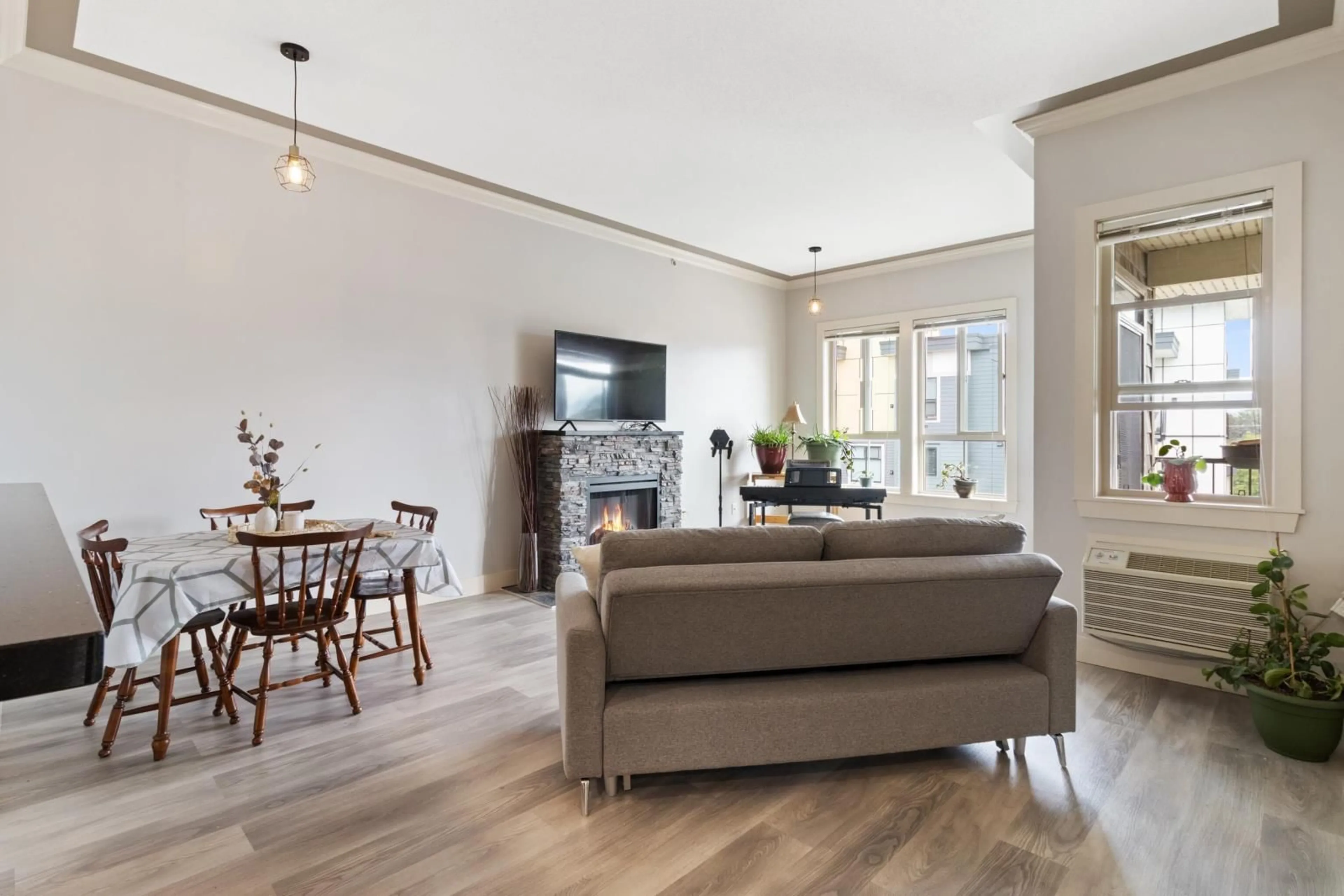 Living room, wood floors for 404 9000 BIRCH STREET, Chilliwack British Columbia V2P8G2